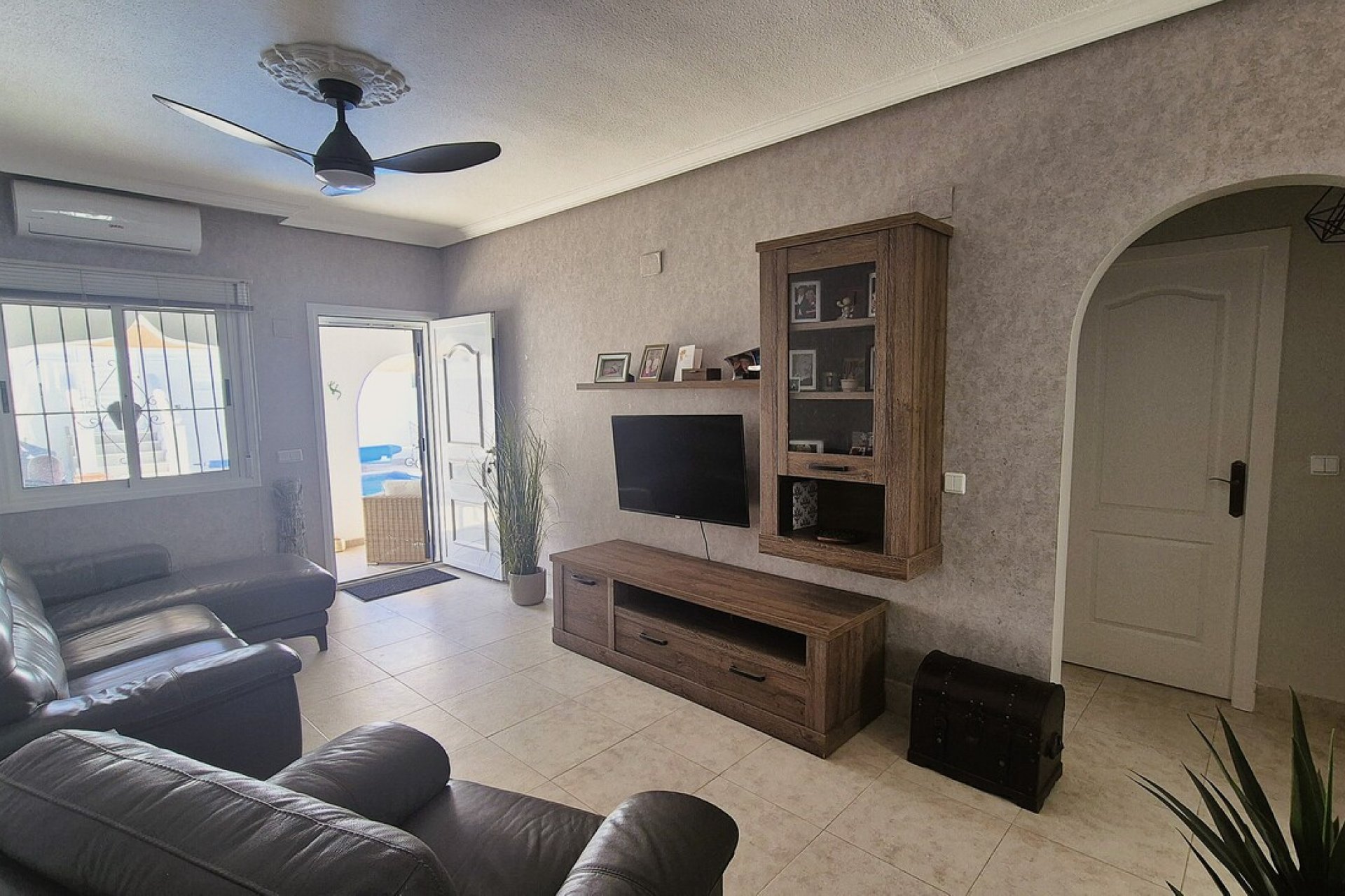 Resale - Villa / Semi semi-detached -
Villamartin - Costa Blanca