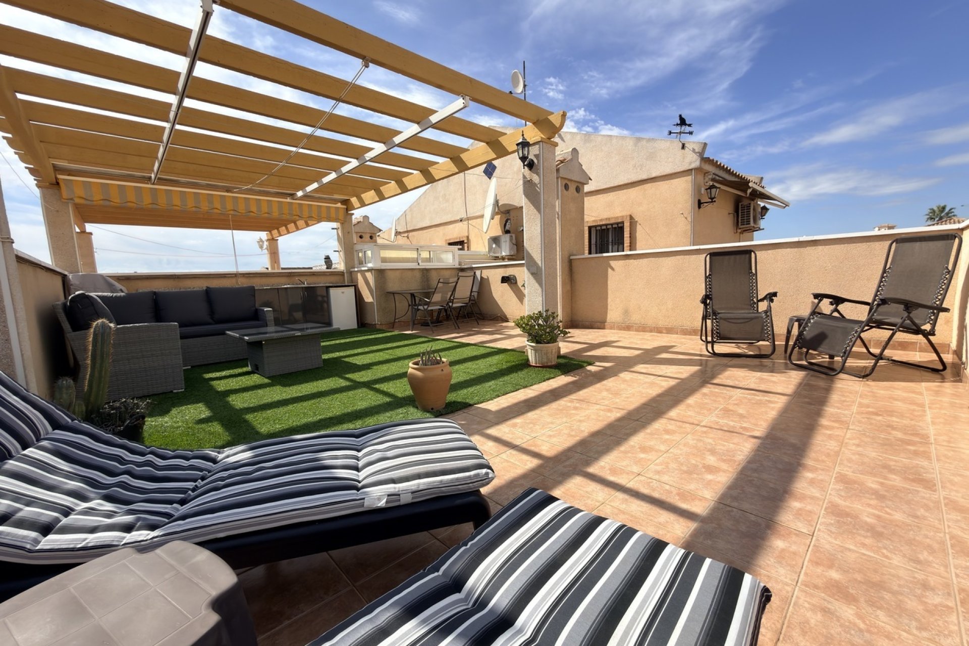 Resale - Villa / Semi semi-detached -
Villamartin - Costa Blanca