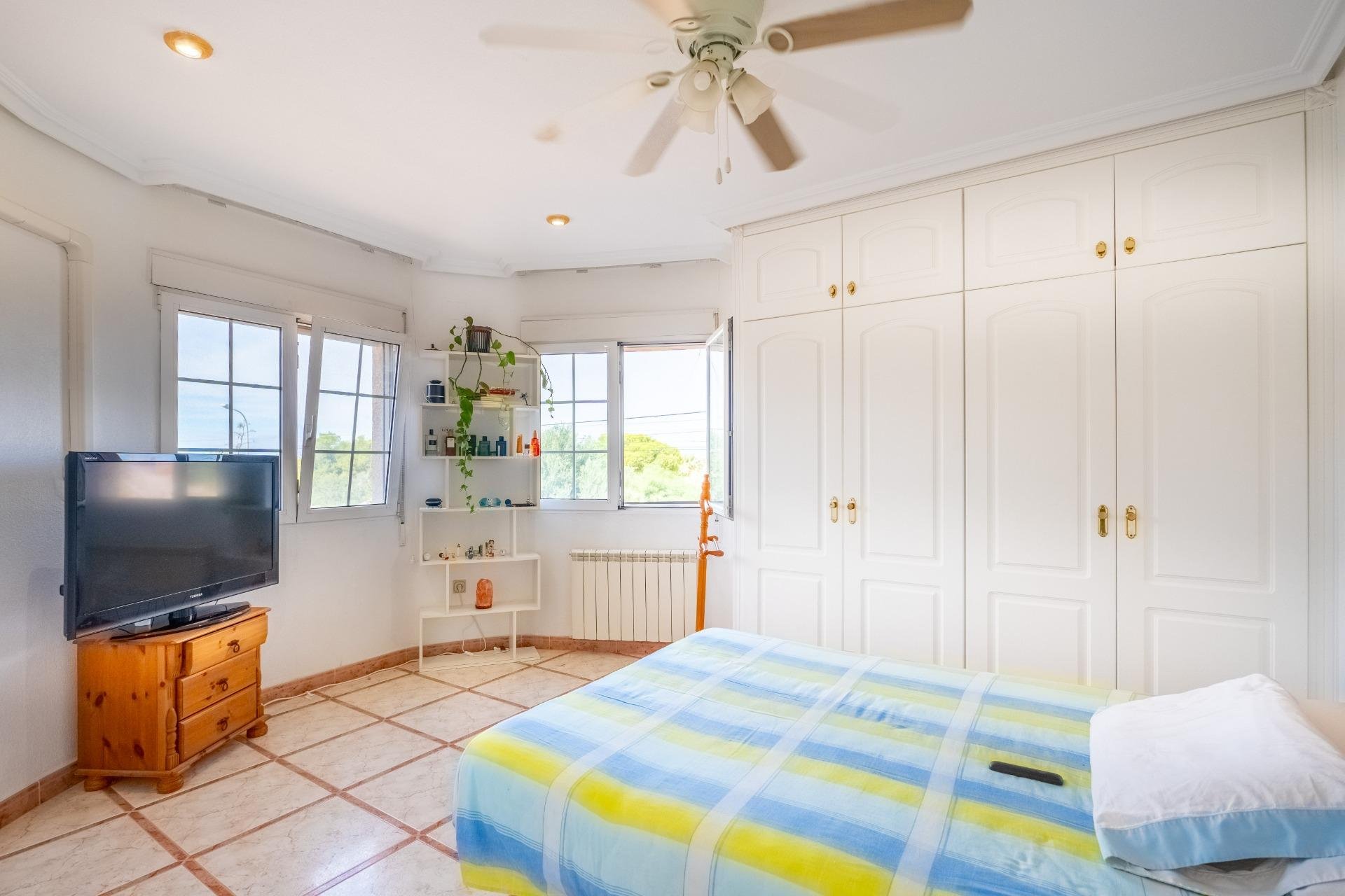 Resale - Villa -
Torrevieja - El Chaparral