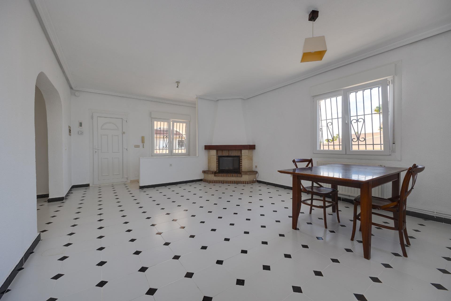 Resale - Villa -
Torrevieja - La Siesta - El Salado - Torreta