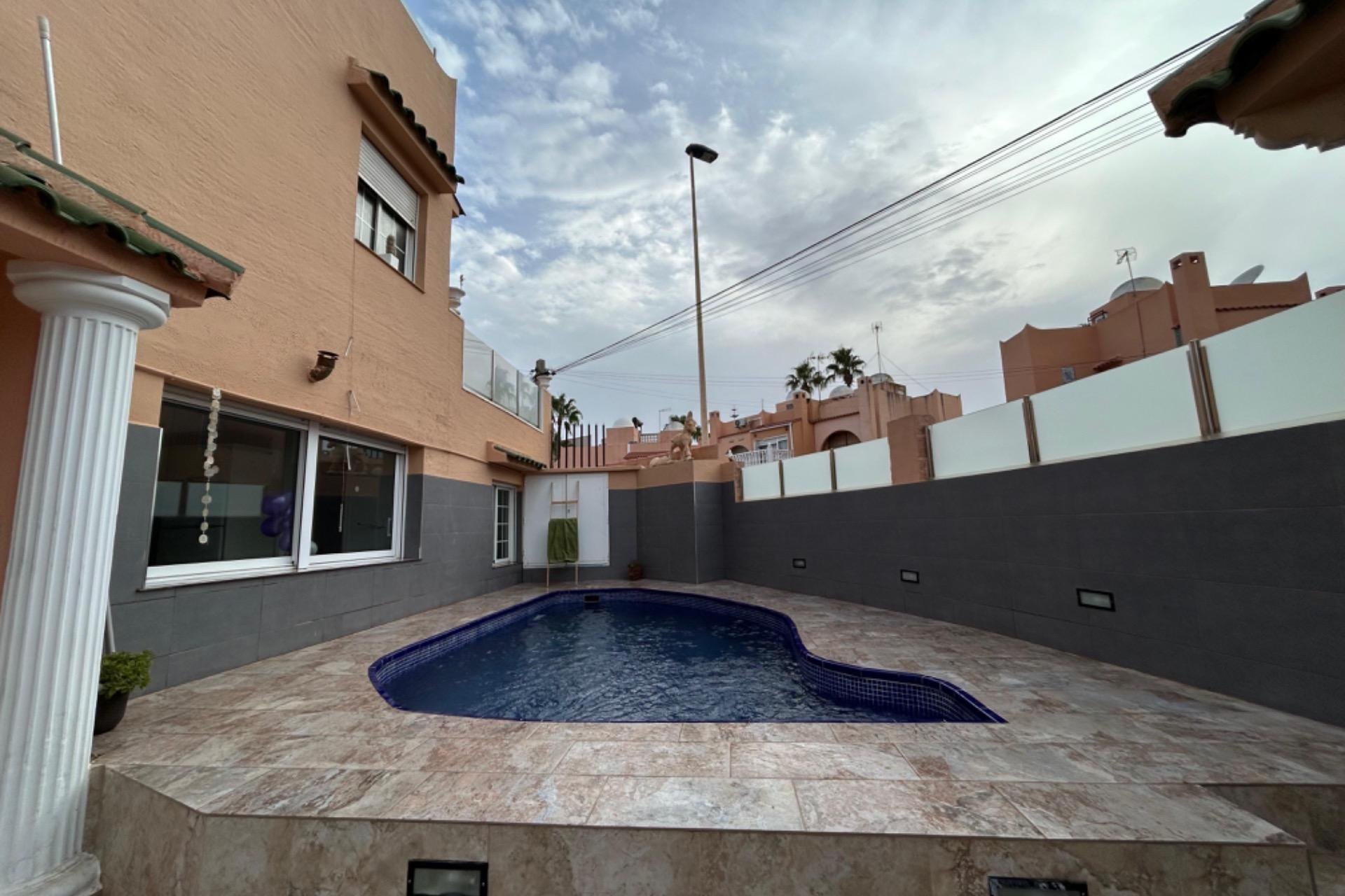 Resale - Villa -
Torrevieja - Los Frutales