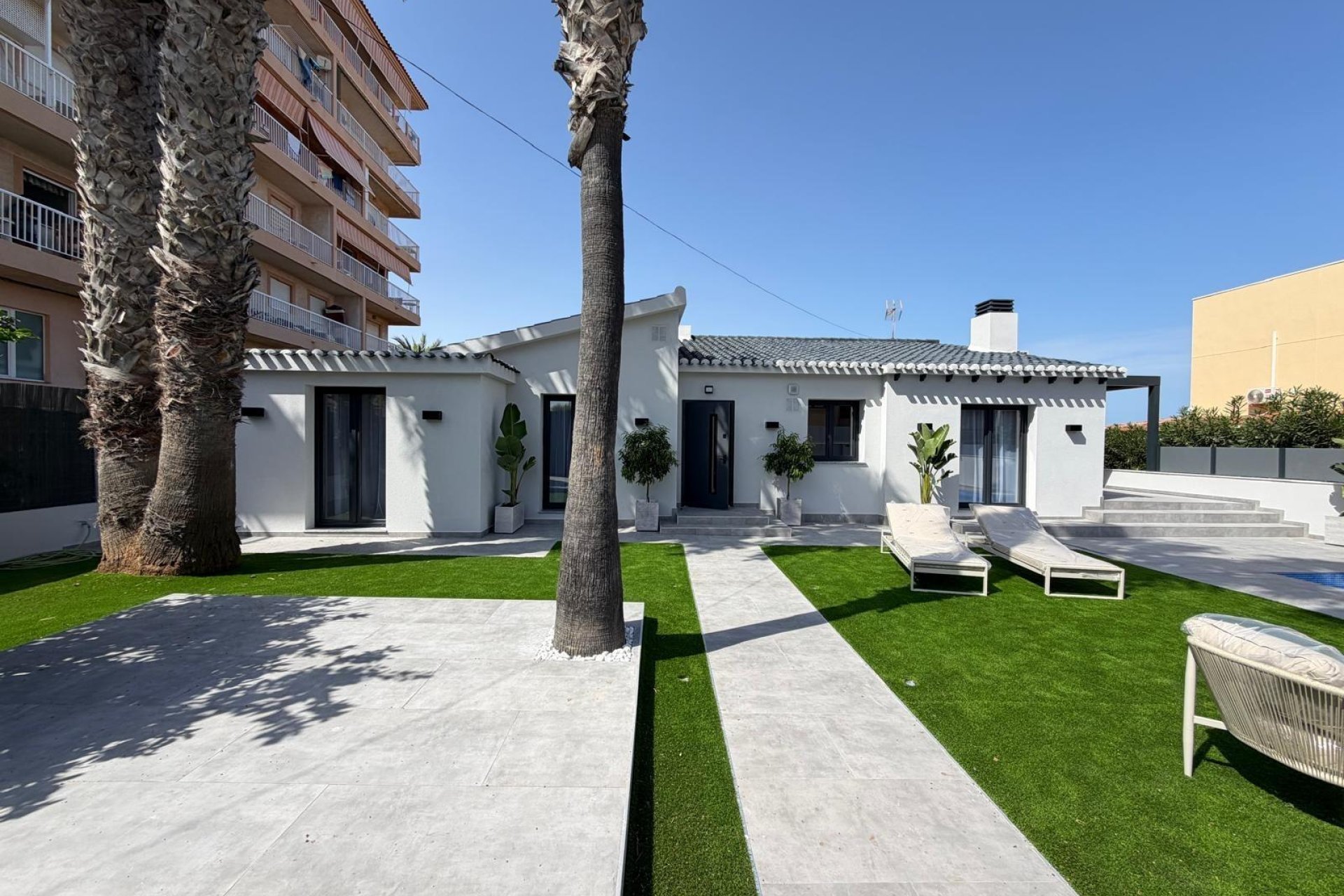 Resale - Villa -
Torrevieja - Punta Prima