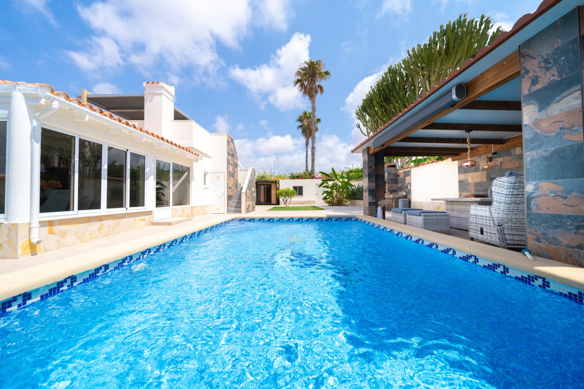 Resale - Villa -
Torrevieja - Torreta
