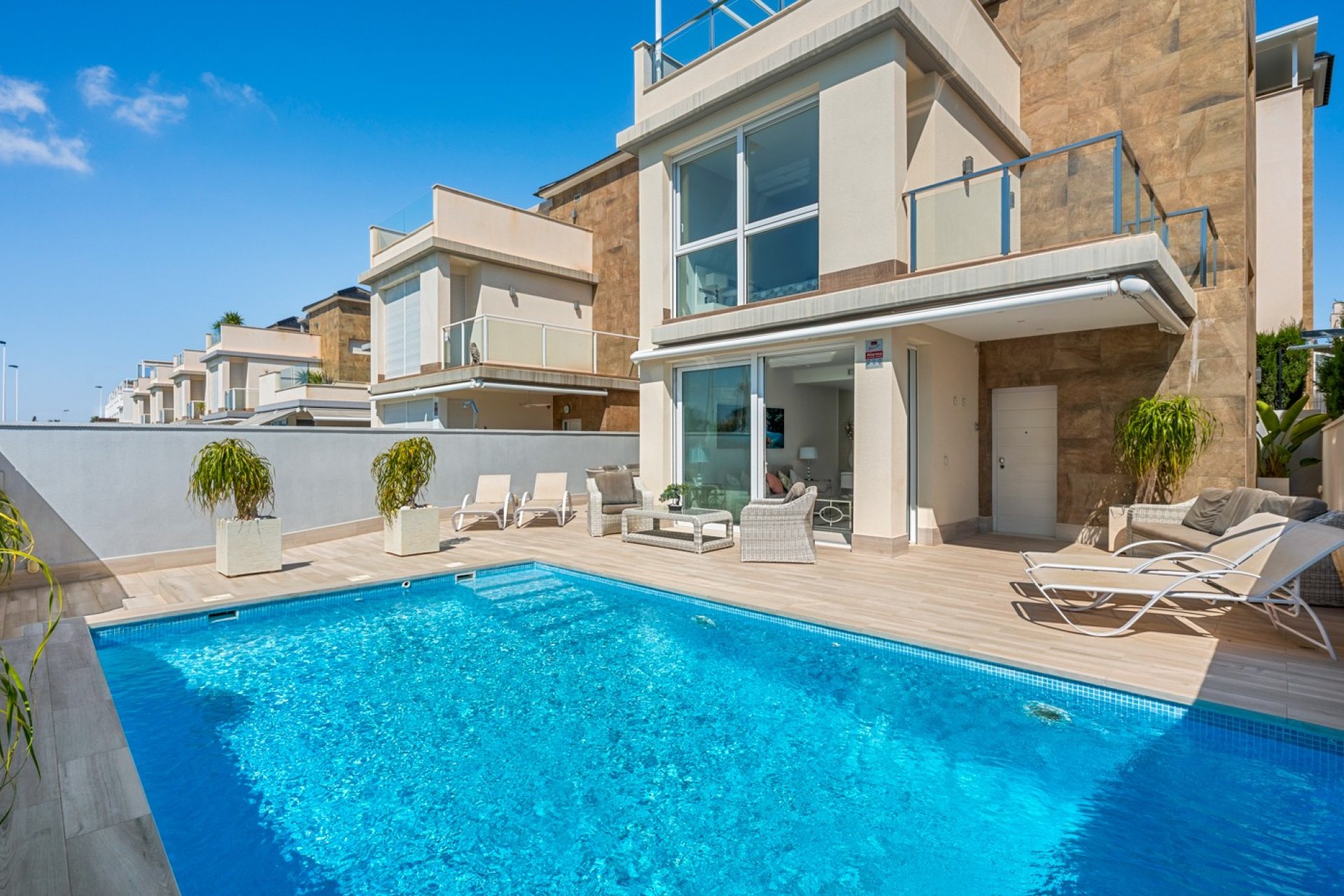 Resale - Villa -
Torrevieja