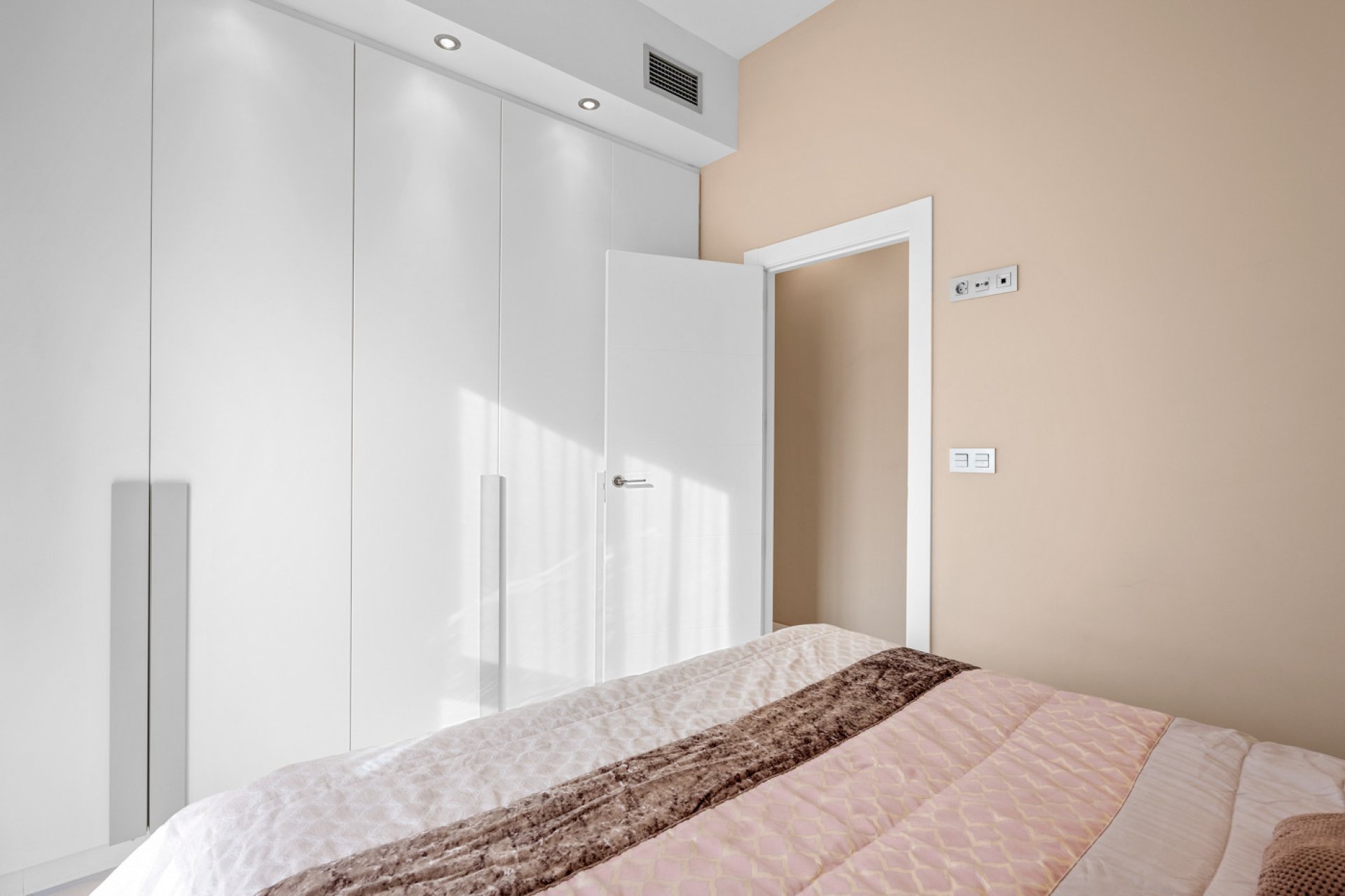 Resale - Villa -
Villamartin - Costa Blanca