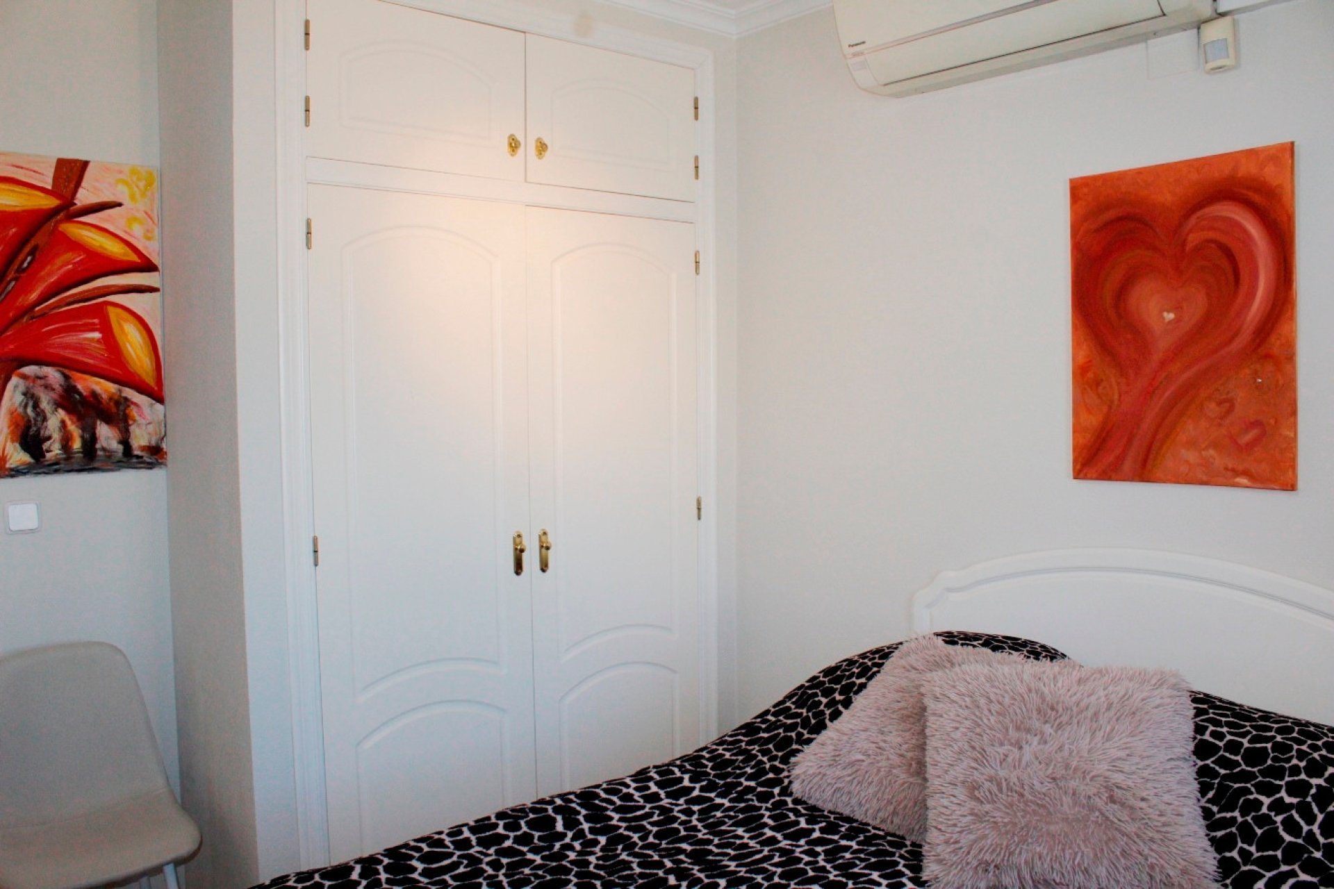 Resale - Villa -
Villamartin - Costa Blanca