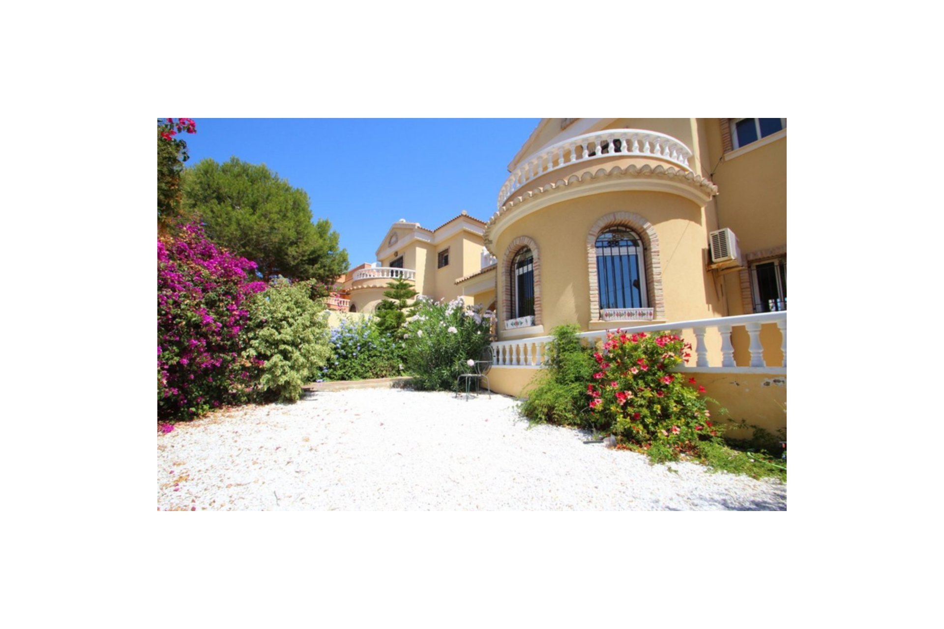 Resale - Villa -
Villamartin - Costa Blanca