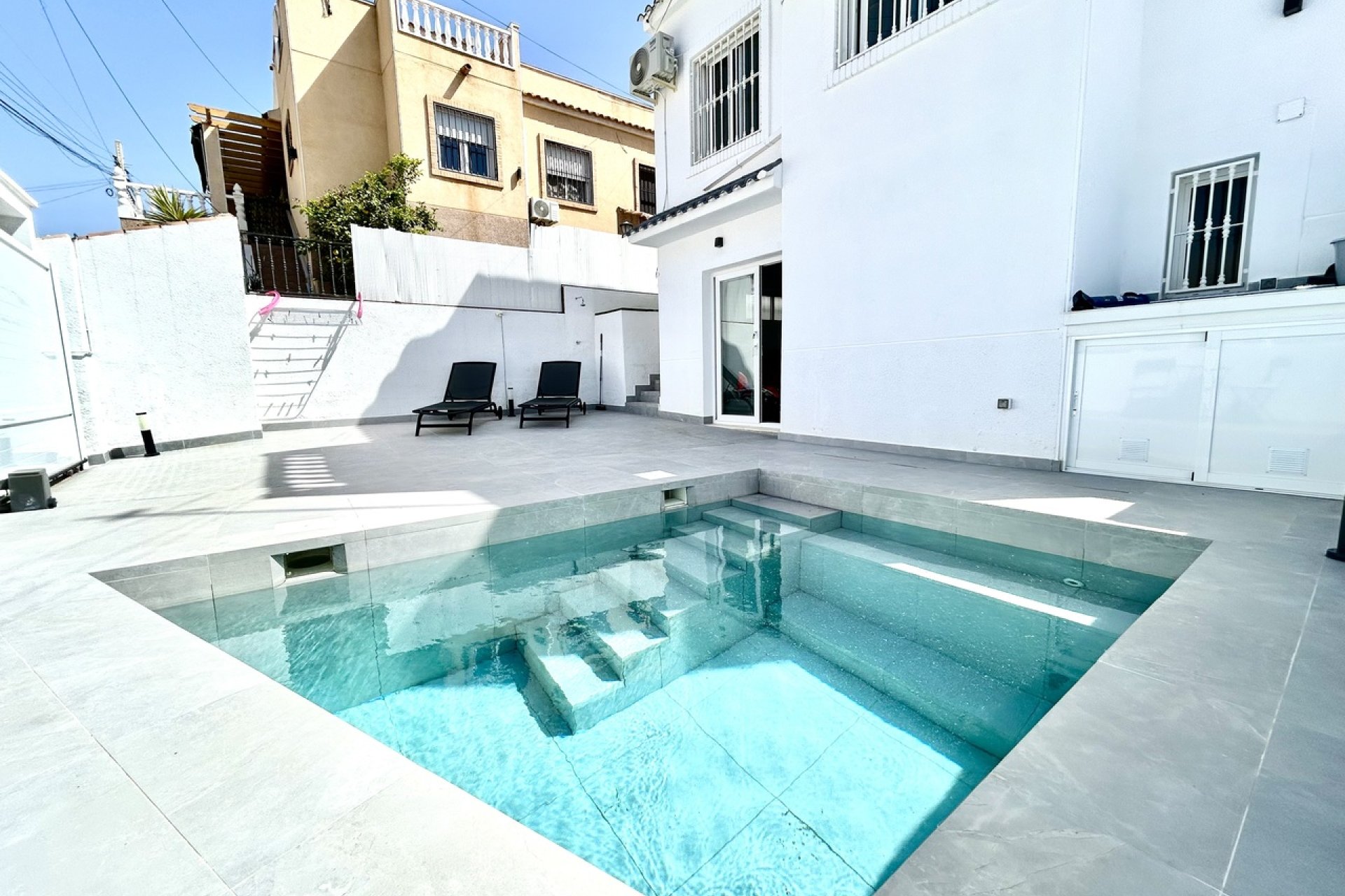 Resale - Villa -
Villamartin - Costa Blanca