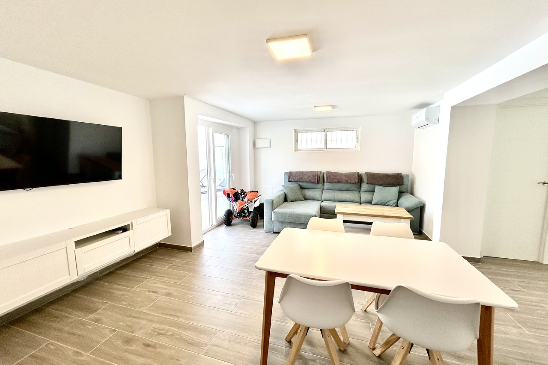 Resale - Villa -
Villamartin - Costa Blanca