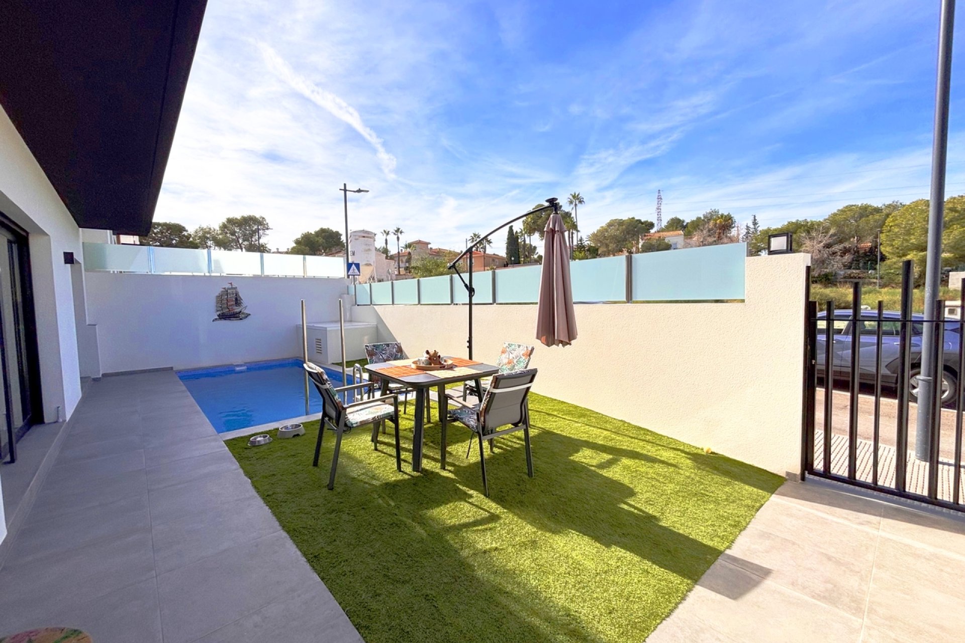Resale - Villa -
Villamartin - Costa Blanca