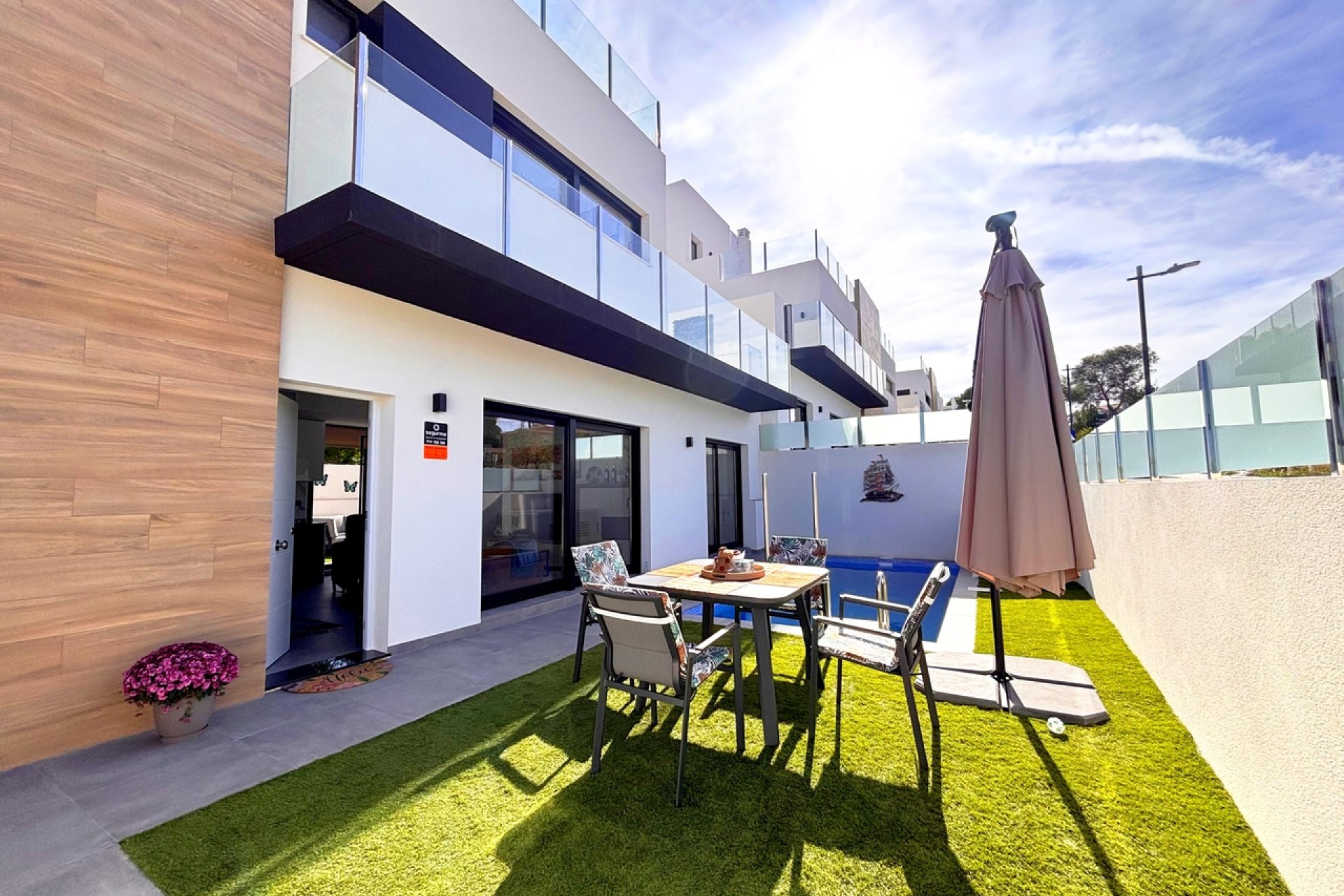 Resale - Villa -
Villamartin - Costa Blanca