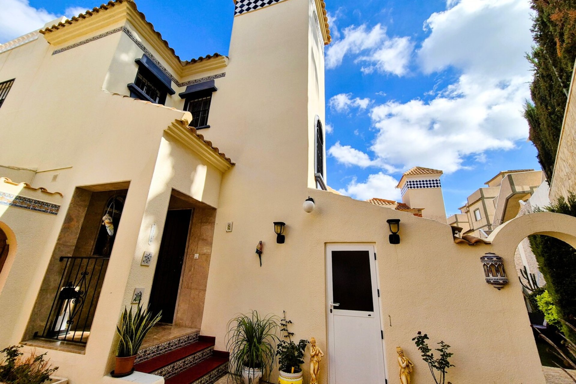 Resale - Villa -
Villamartin - Costa Blanca
