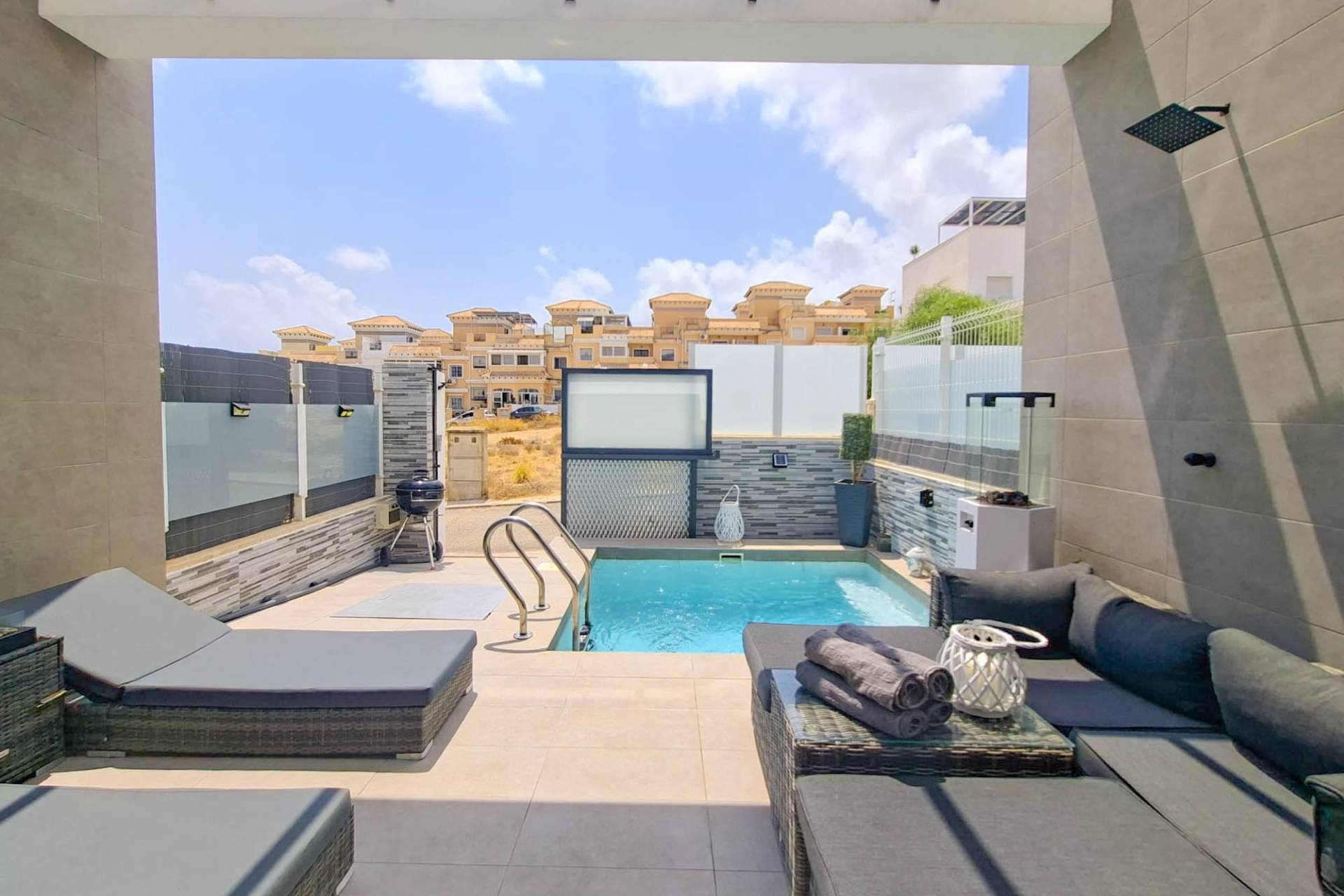 Resale - Villa -
Villamartin - Costa Blanca