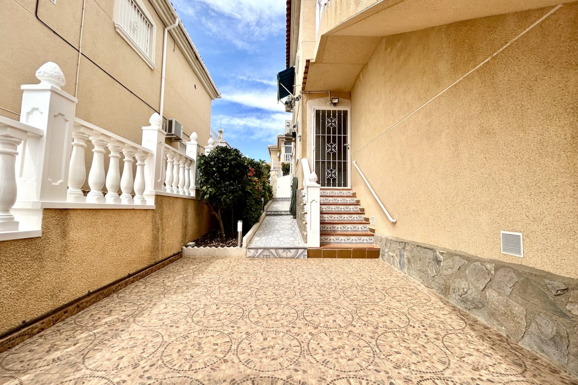 Resale - Villa -
Villamartin - Costa Blanca