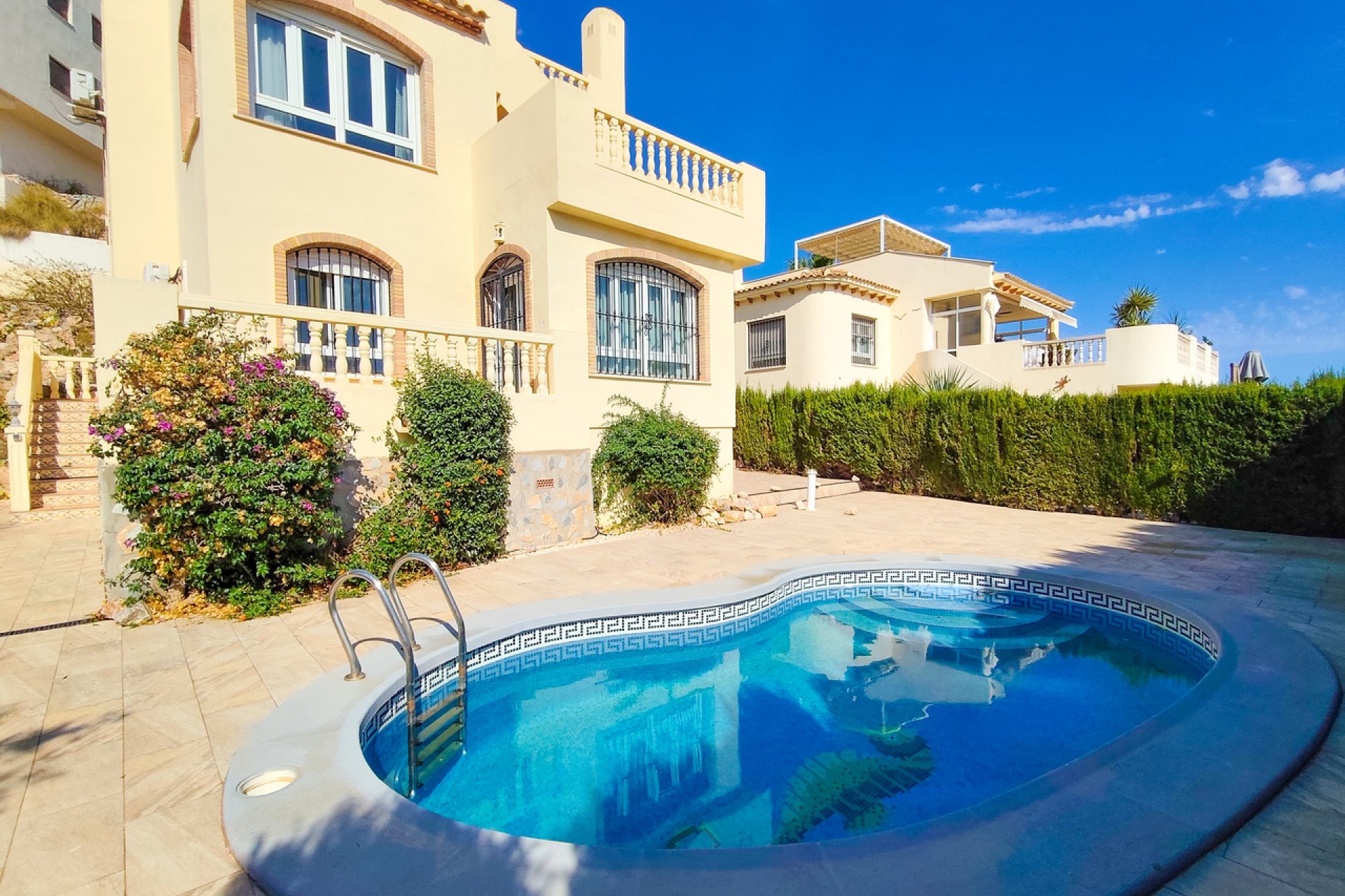 Resale - Villa -
Villamartin - Costa Blanca