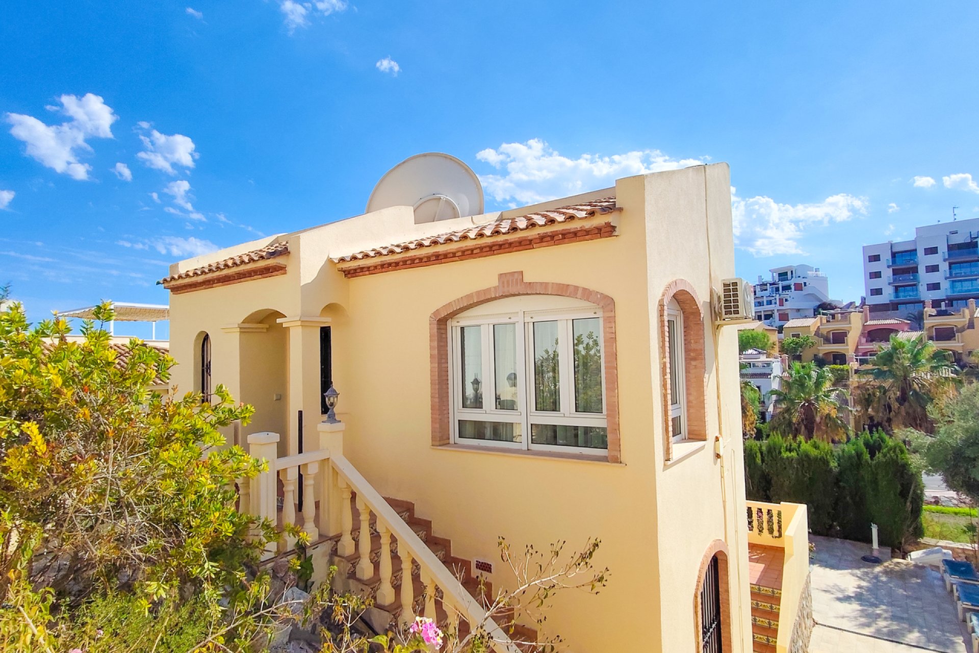Resale - Villa -
Villamartin - Costa Blanca