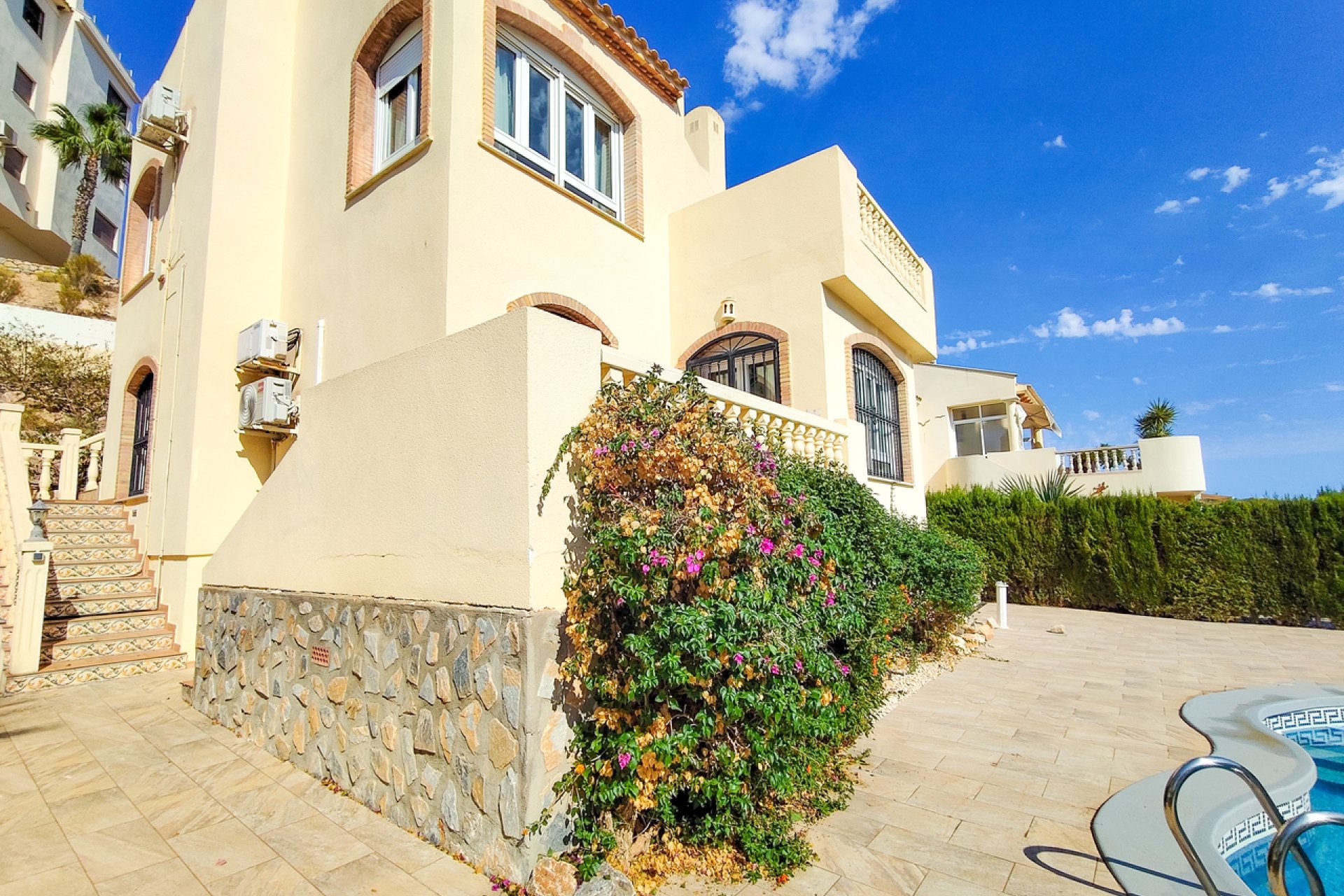 Resale - Villa -
Villamartin - Costa Blanca