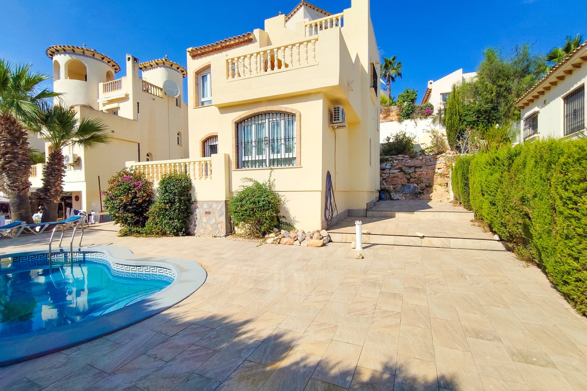 Resale - Villa -
Villamartin - Costa Blanca