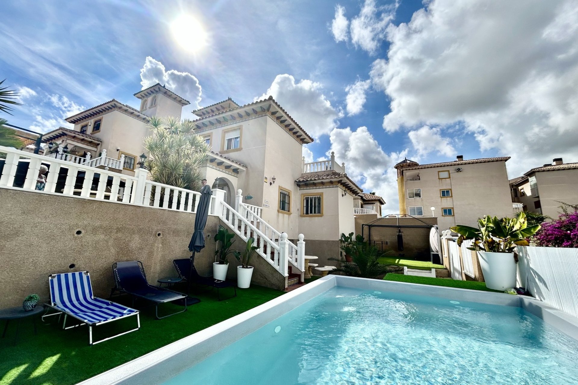 Resale - Villa -
Villamartin - Costa Blanca