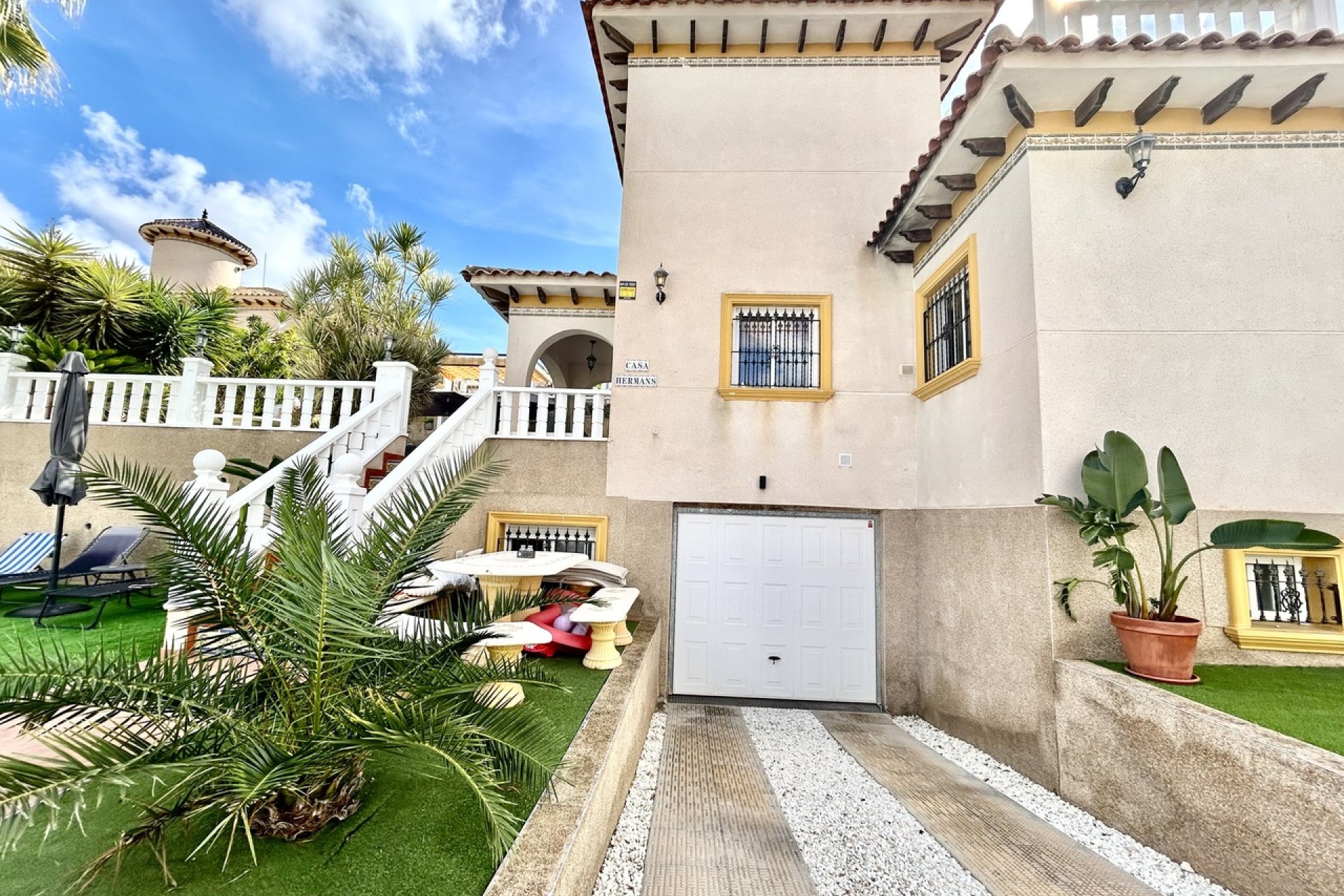 Resale - Villa -
Villamartin - Costa Blanca