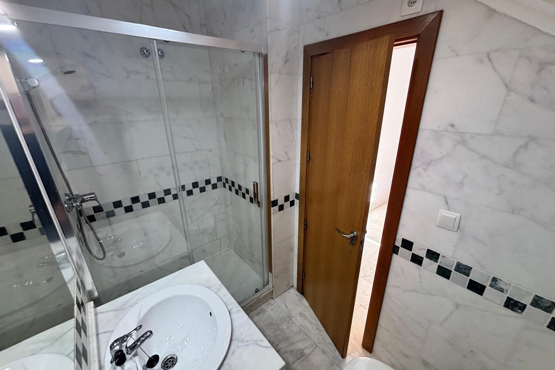 Revânzare - Apartament -
La Rellana