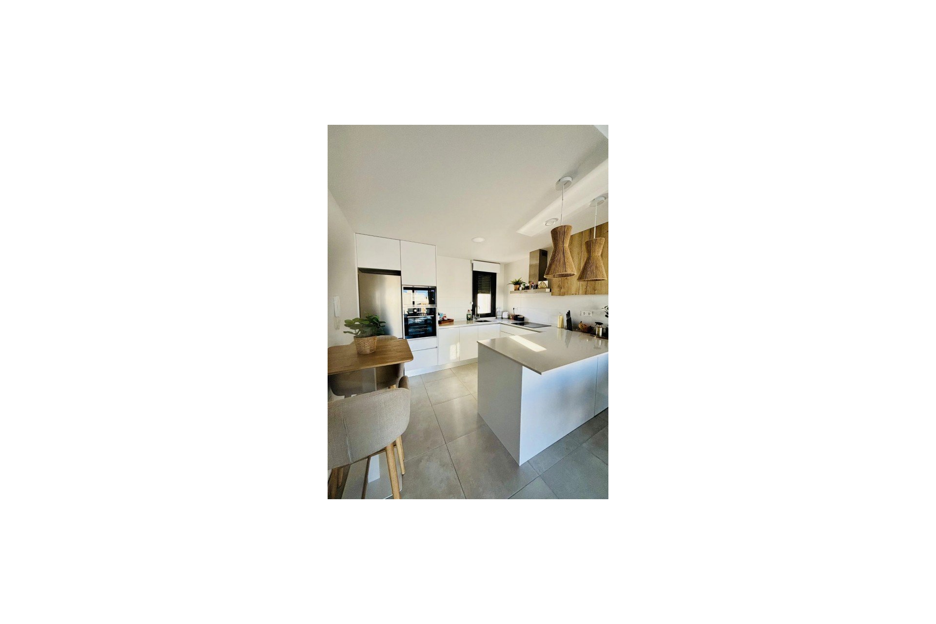 Revânzare - Apartament -
Las Filipinas - Inland