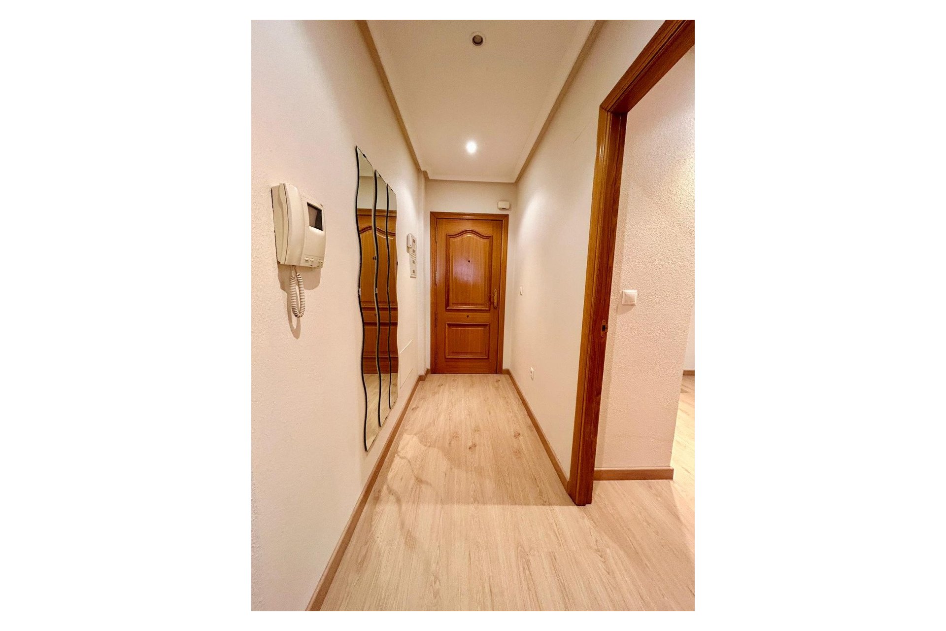 Revânzare - Apartament -
San Isidro - Inland