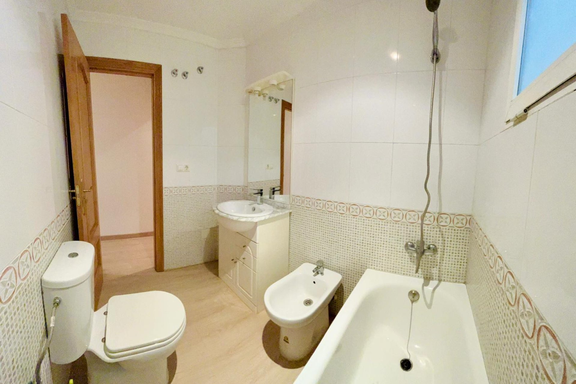 Revânzare - Apartament -
San Isidro - Inland