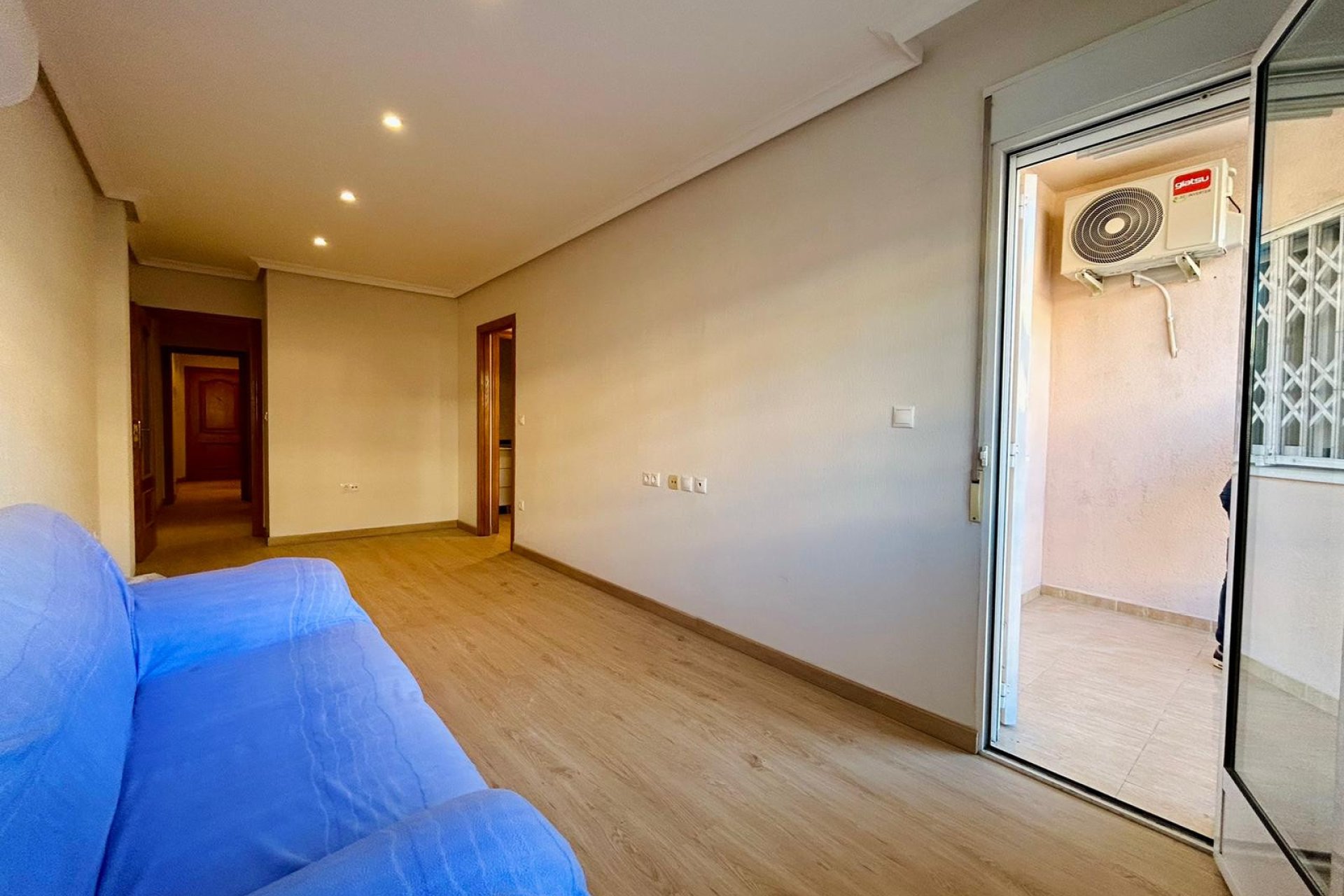 Revânzare - Apartament -
San Isidro - Inland