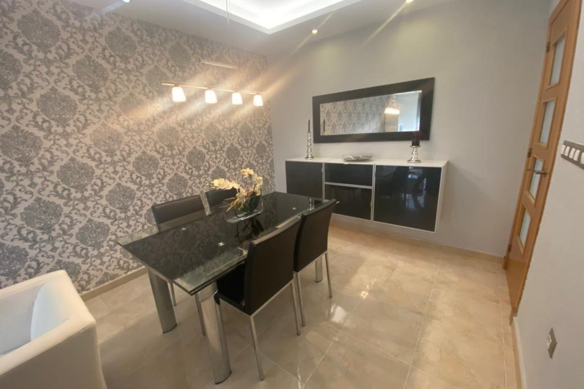 Revânzare - Apartament -
San Isidro