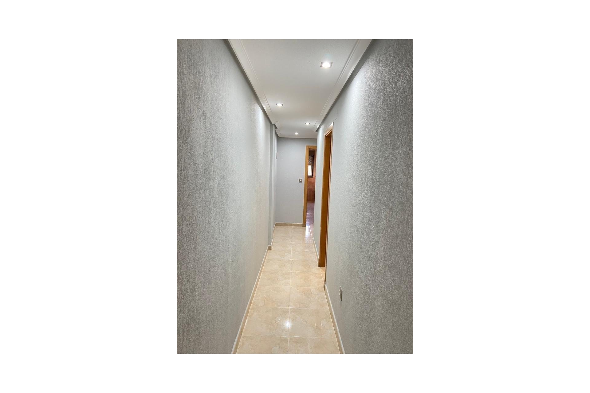 Revânzare - Apartament -
San Isidro