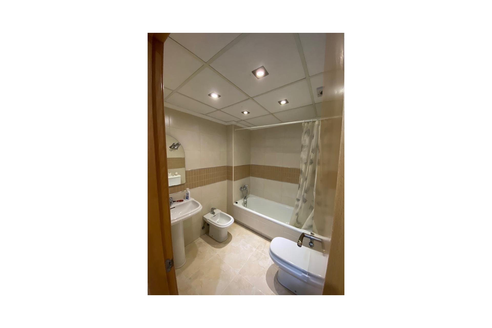 Revânzare - Apartament -
San Isidro