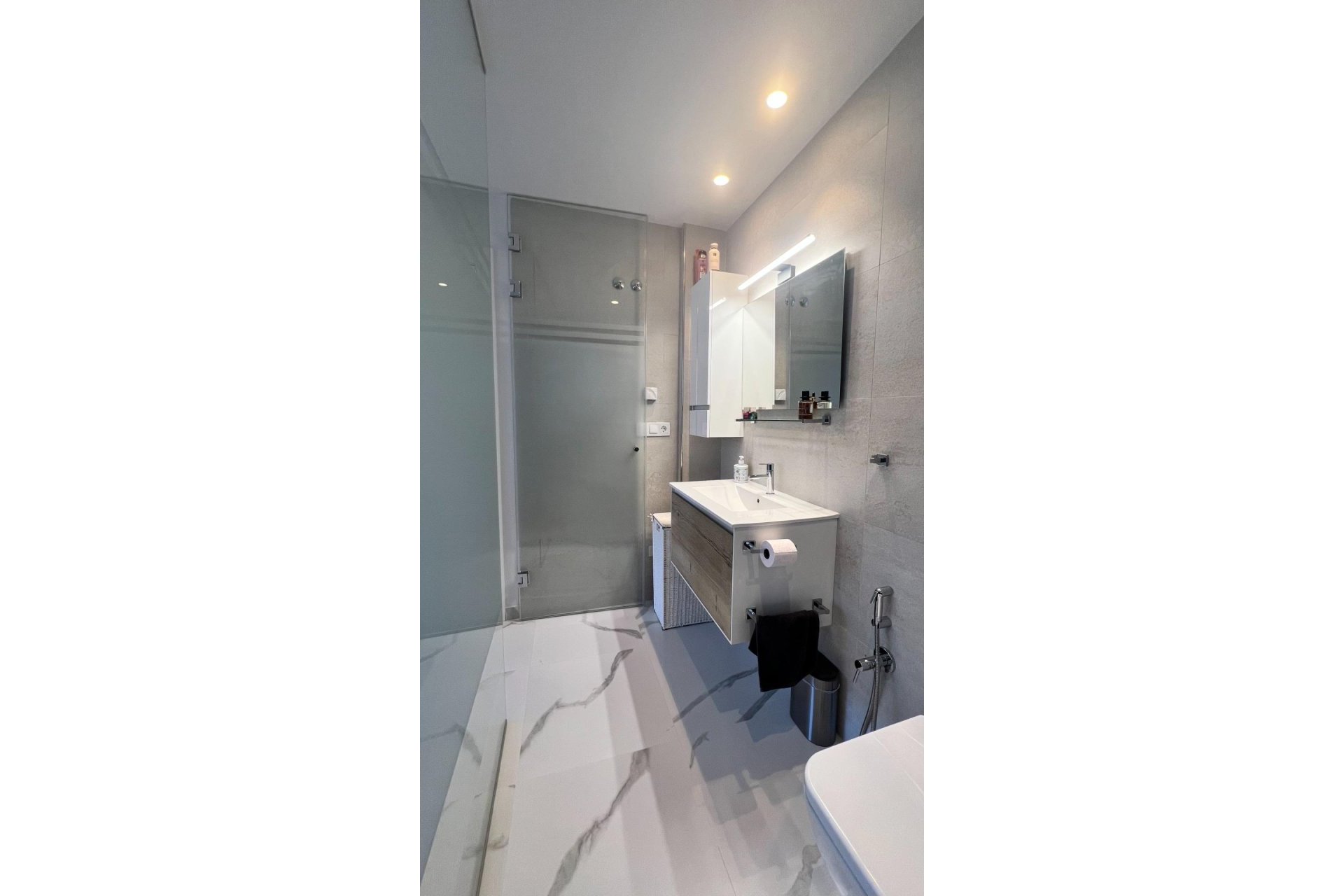 Revânzare - Apartament -
San Miguel de Salinas - Bellavista