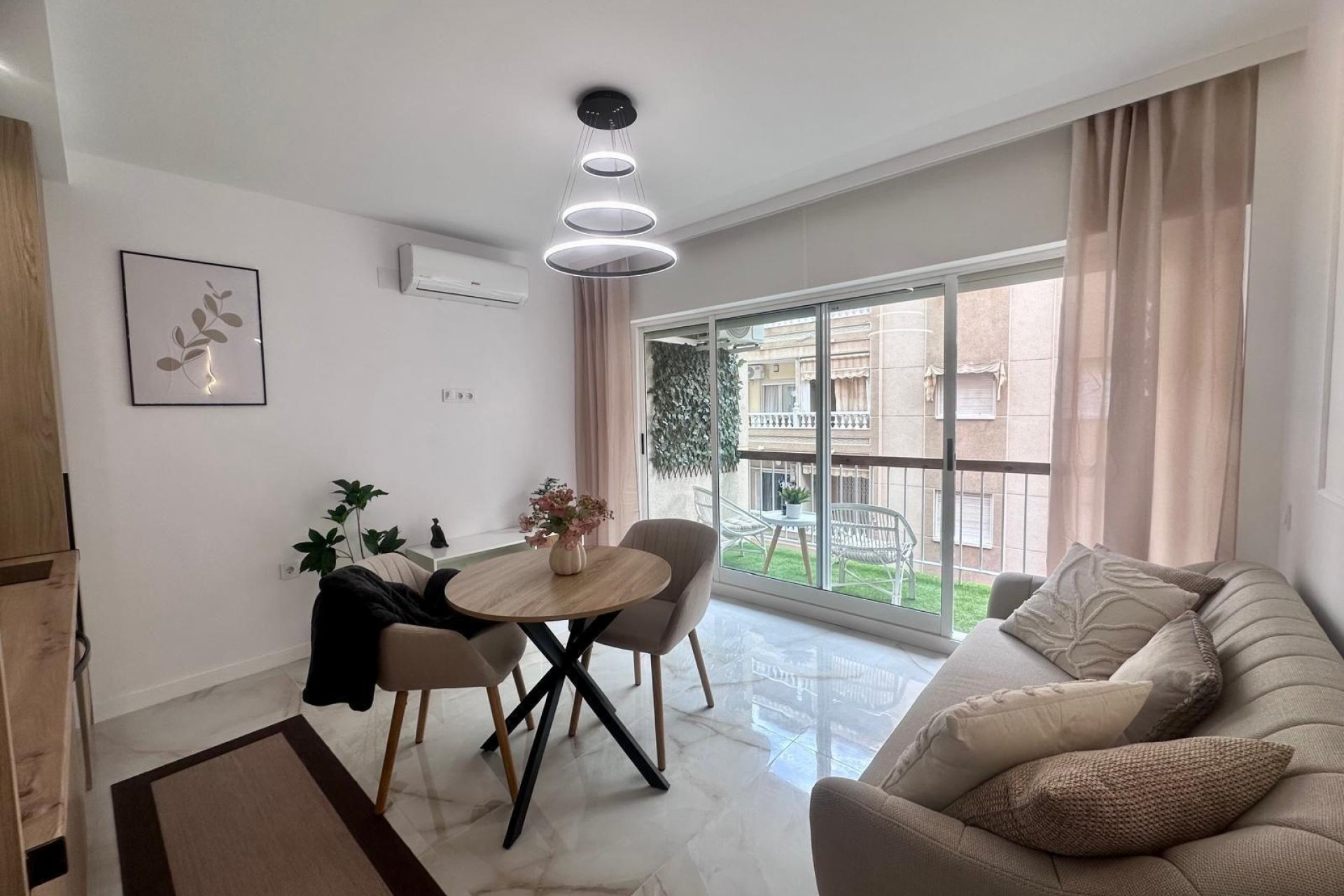 Revânzare - Apartament -
Torrevieja - Estacion De Autobuses