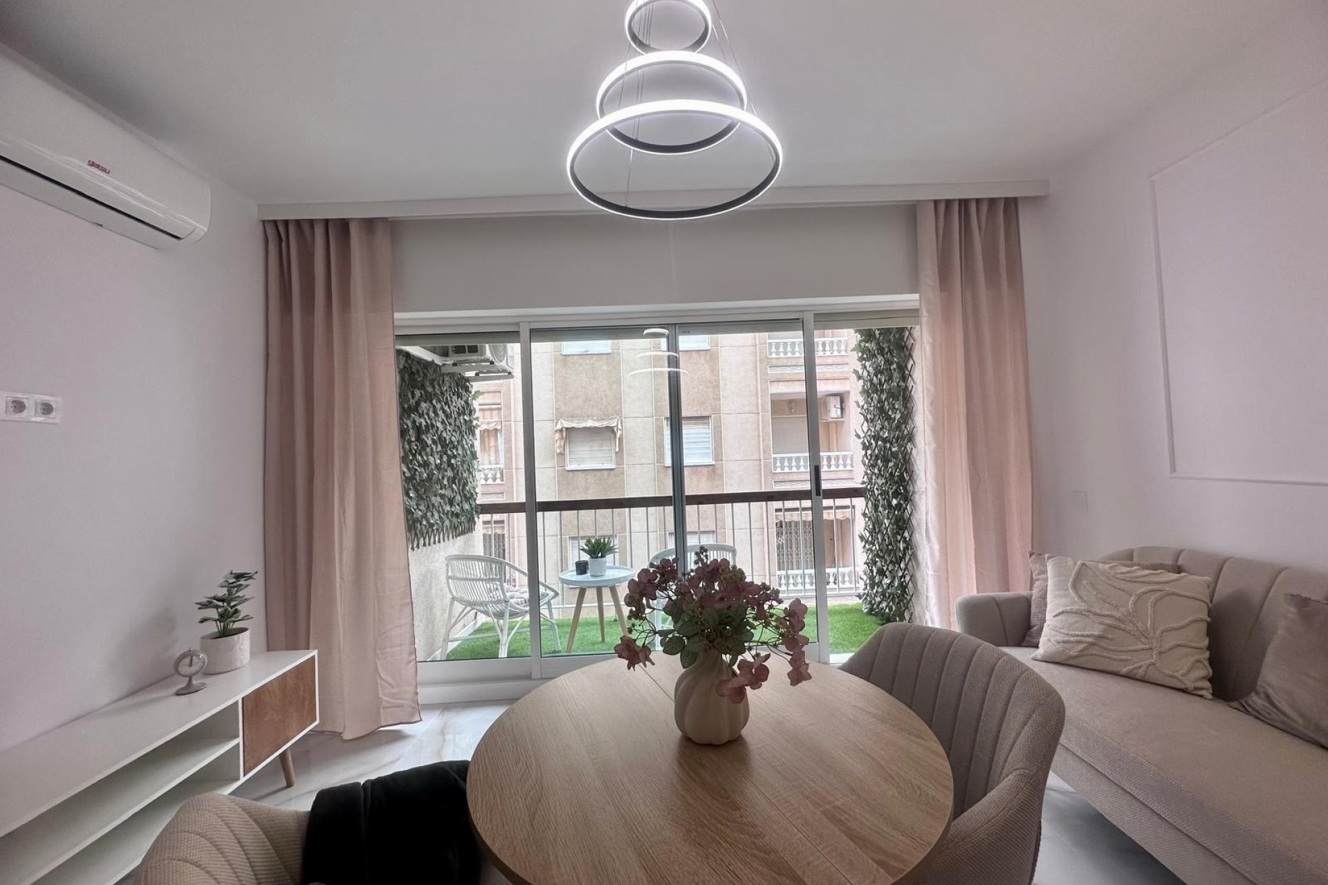 Revânzare - Apartament -
Torrevieja - Estacion De Autobuses