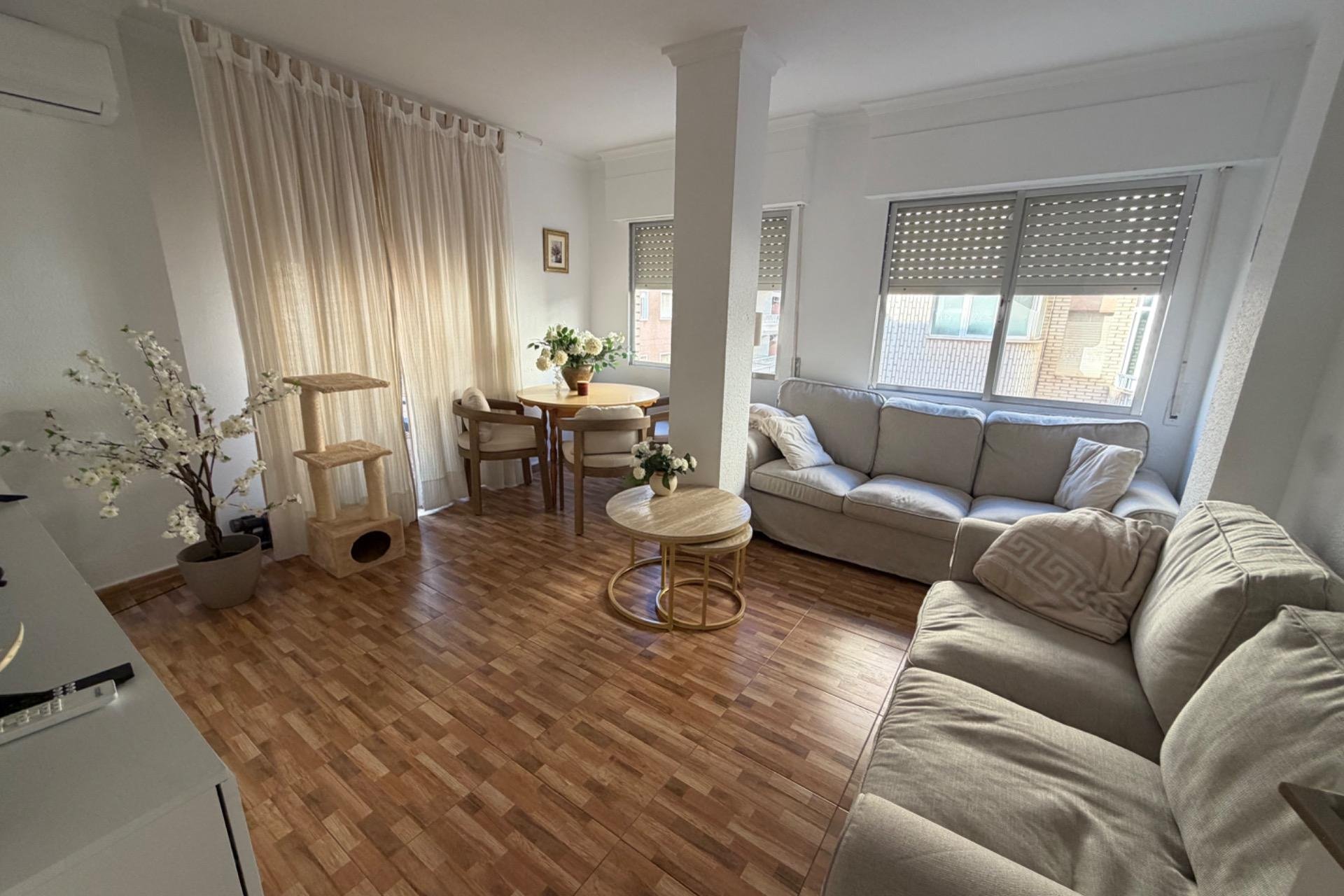 Revânzare - Apartament -
Torrevieja - Estacion De Autobuses