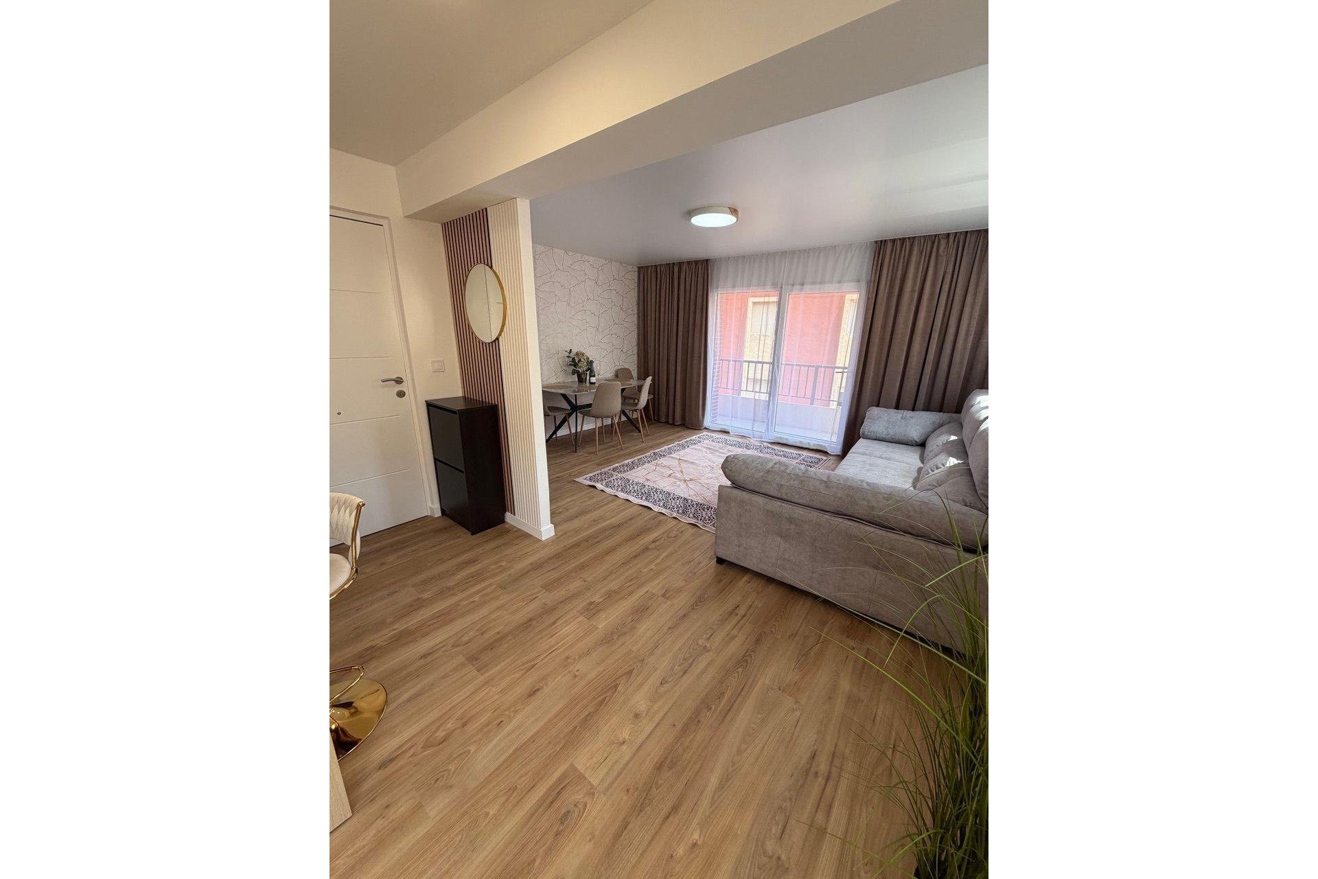 Revânzare - Apartament -
Torrevieja - Playa de los Locos