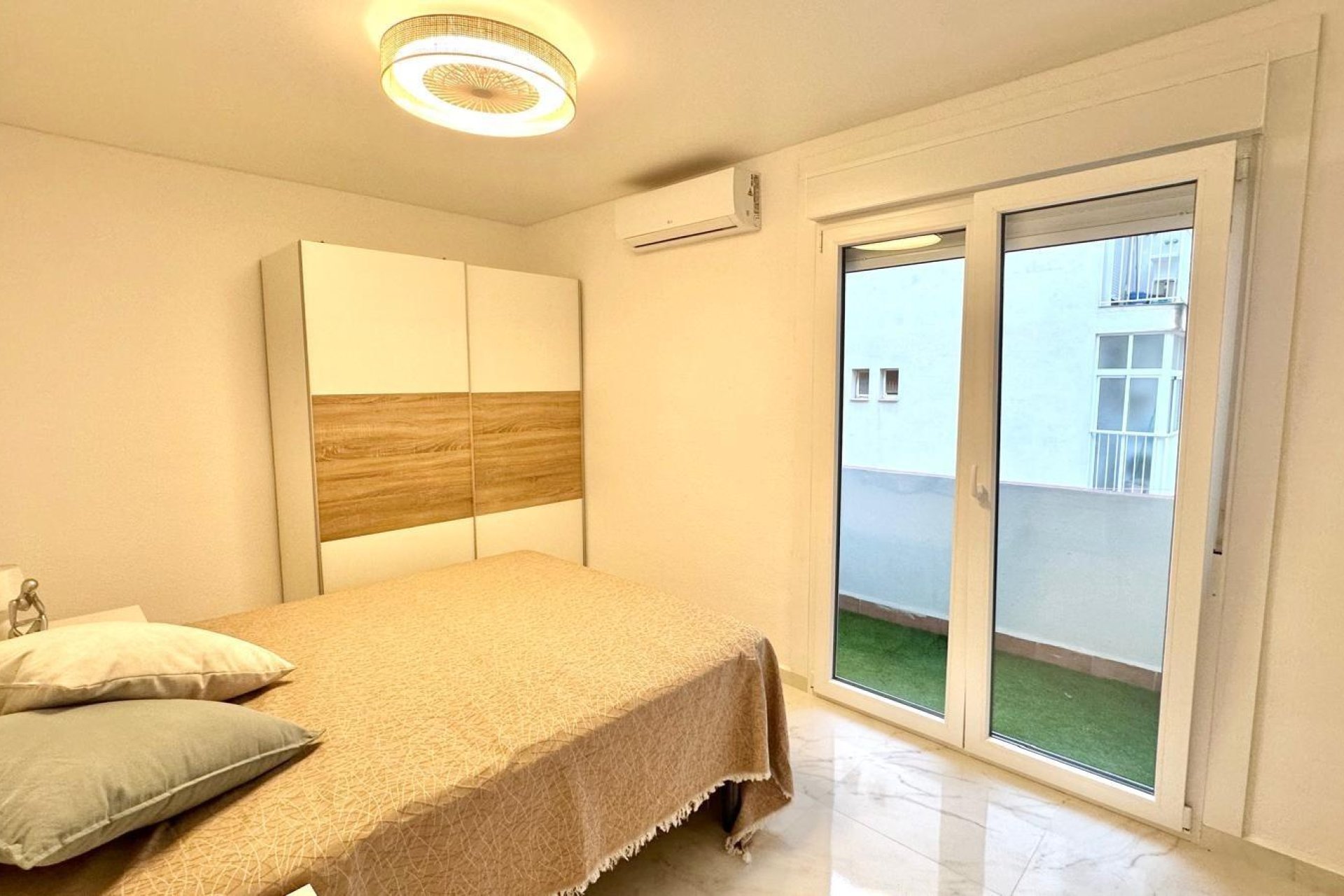 Revânzare - Apartament -
Torrevieja - Playa del Cura