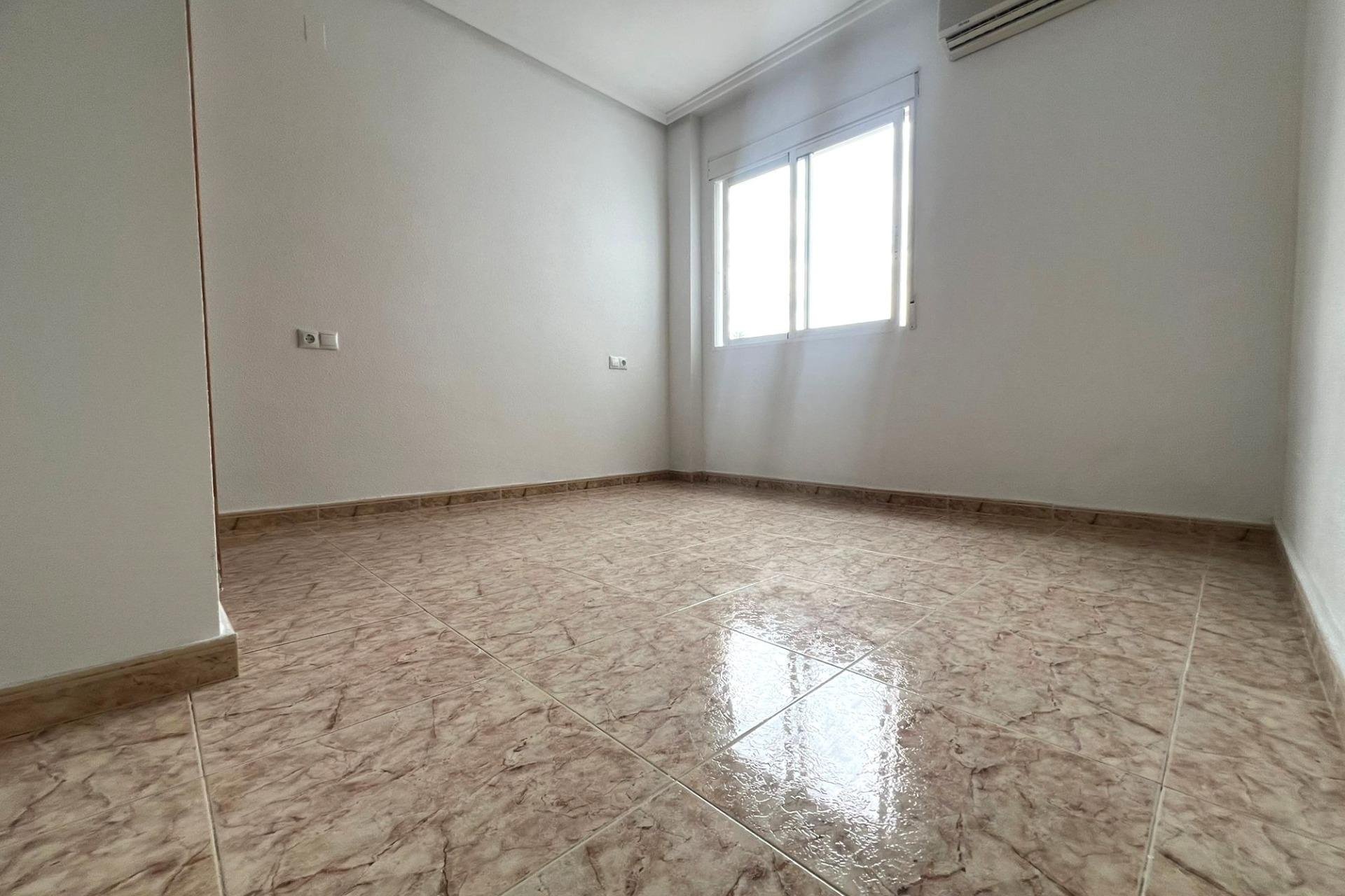 Revânzare - Apartament -
Torrevieja