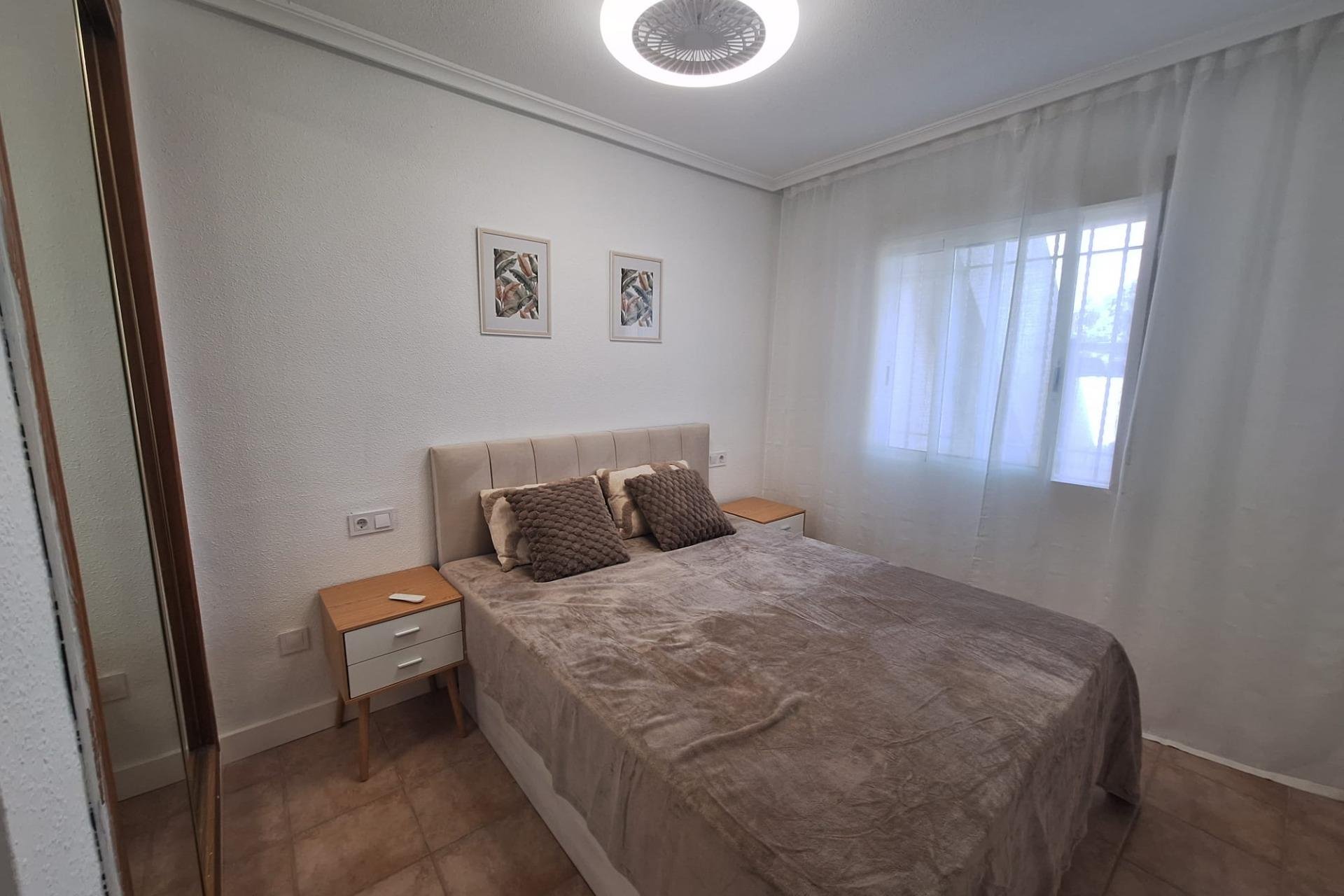 Revânzare - Bungalou -
Torrevieja - Sector 25
