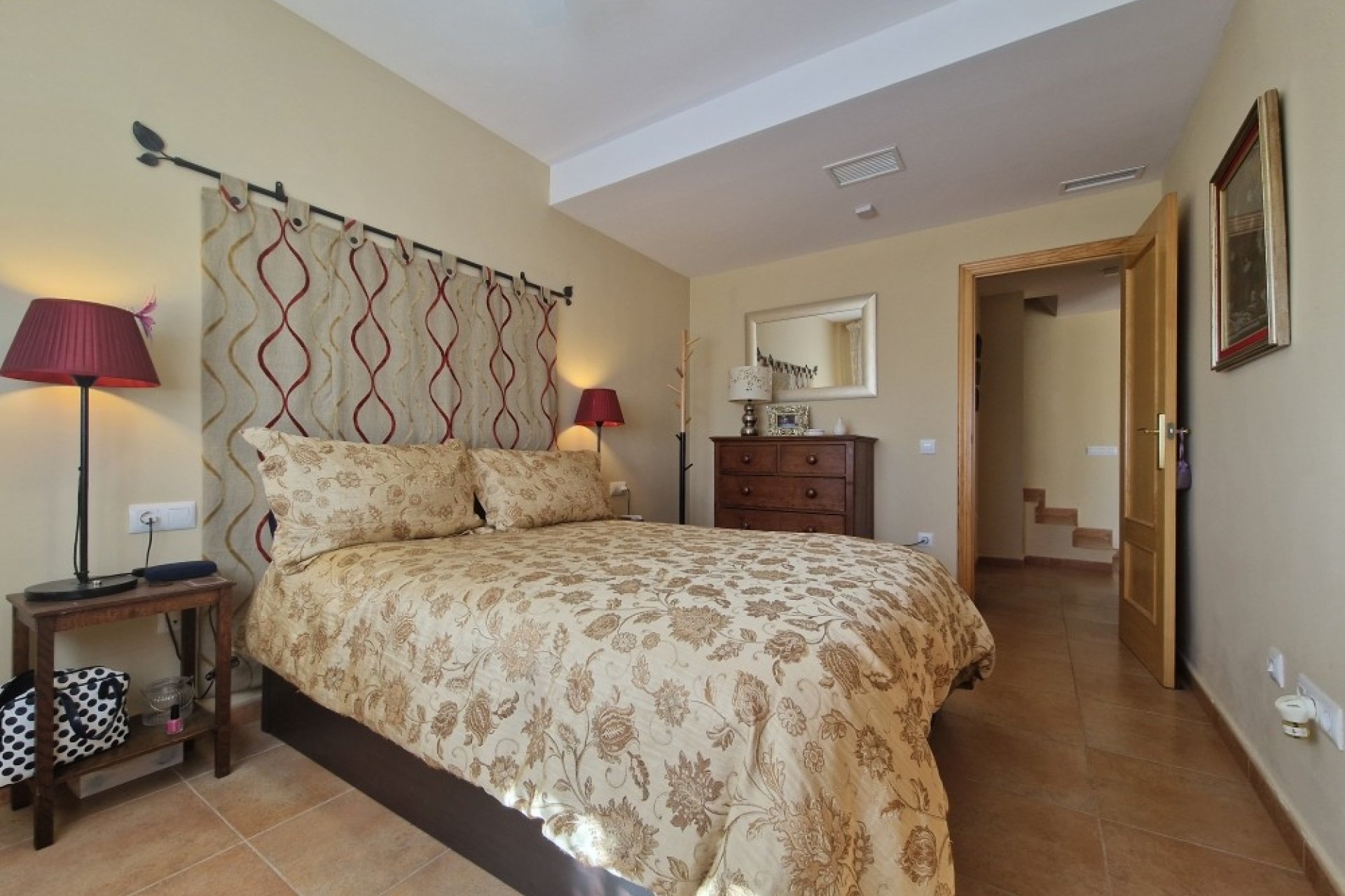 Revânzare - Semi Detached -
Relleu - Inland