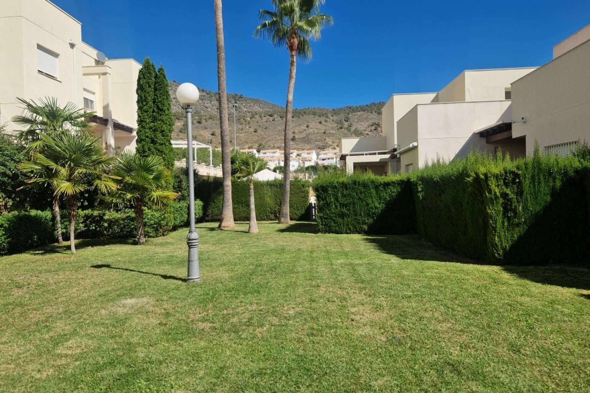 Revente - Semi Detached -
Relleu - Inland