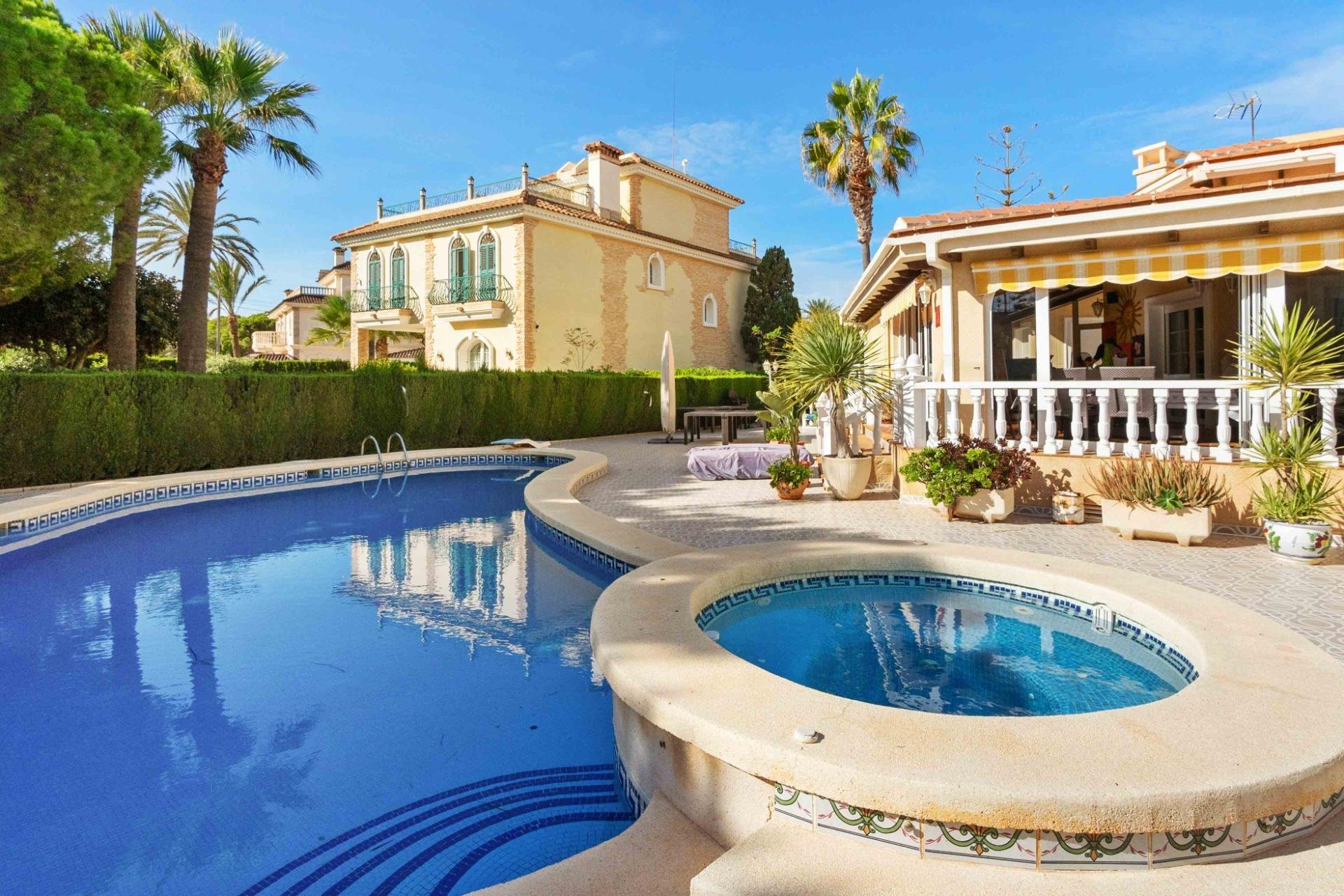 Revente - Villa -
Cabo Roig - Muy Cerca De La Playa