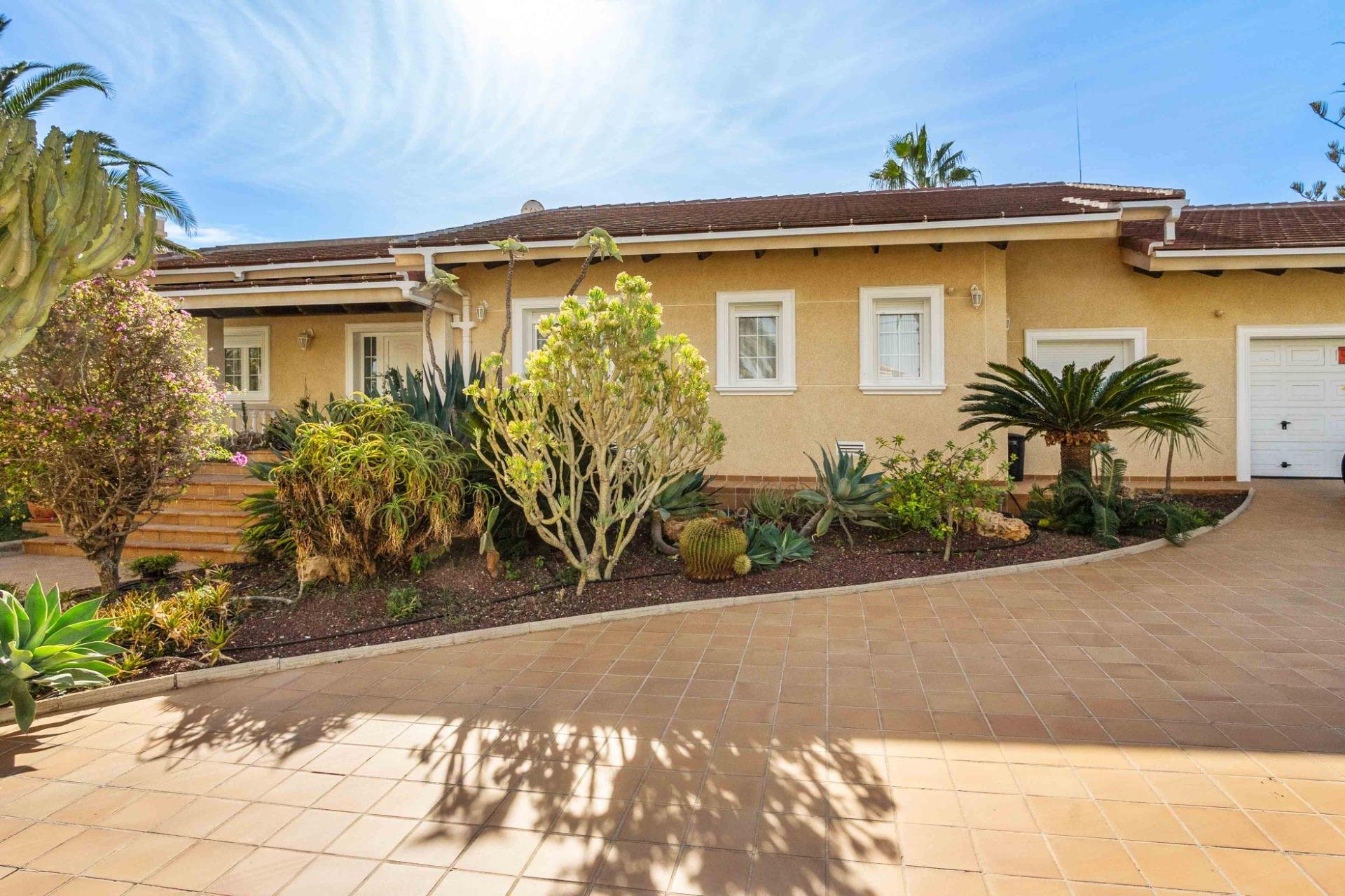 Revente - Villa -
Cabo Roig - Muy Cerca De La Playa