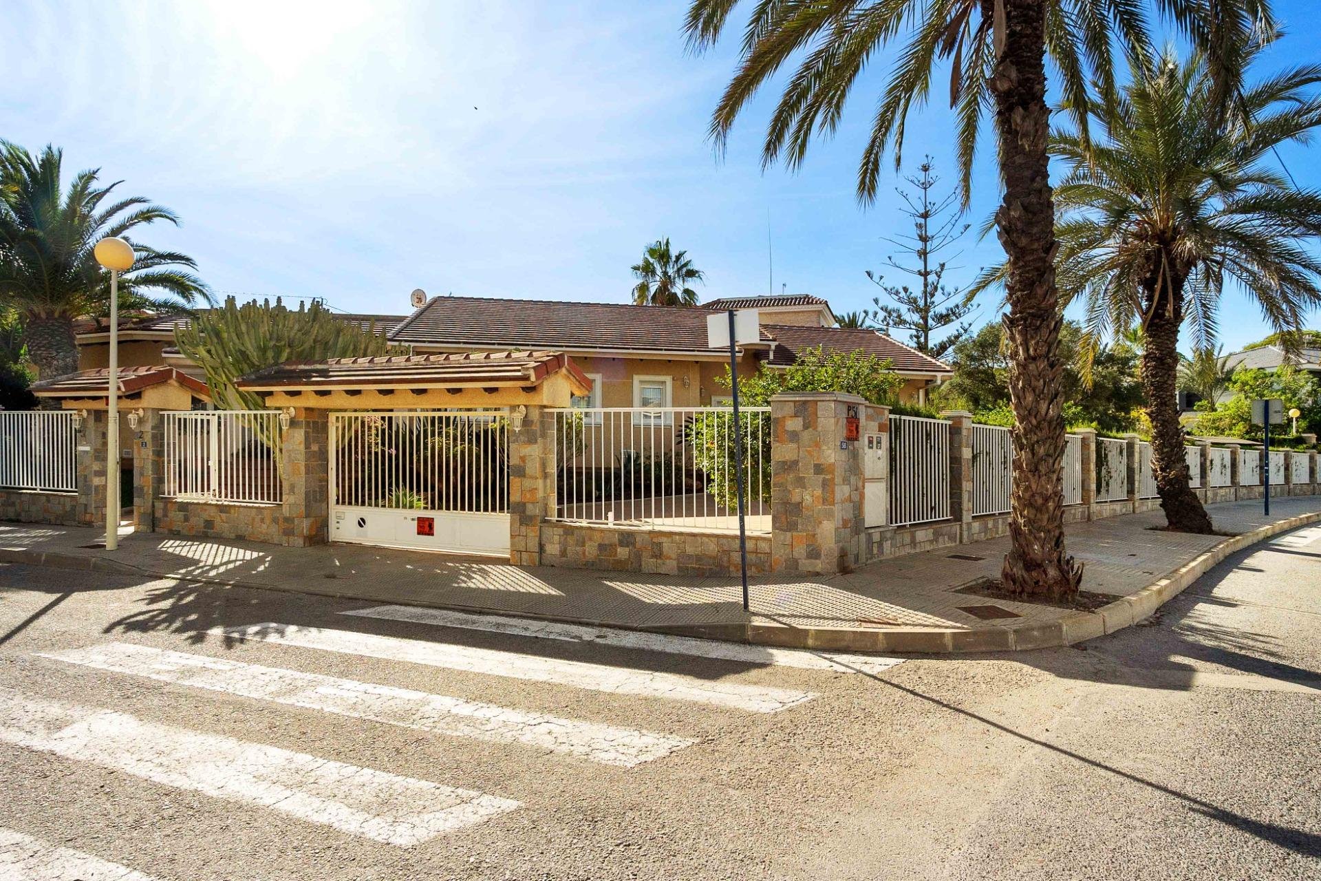 Revente - Villa -
Cabo Roig - Muy Cerca De La Playa