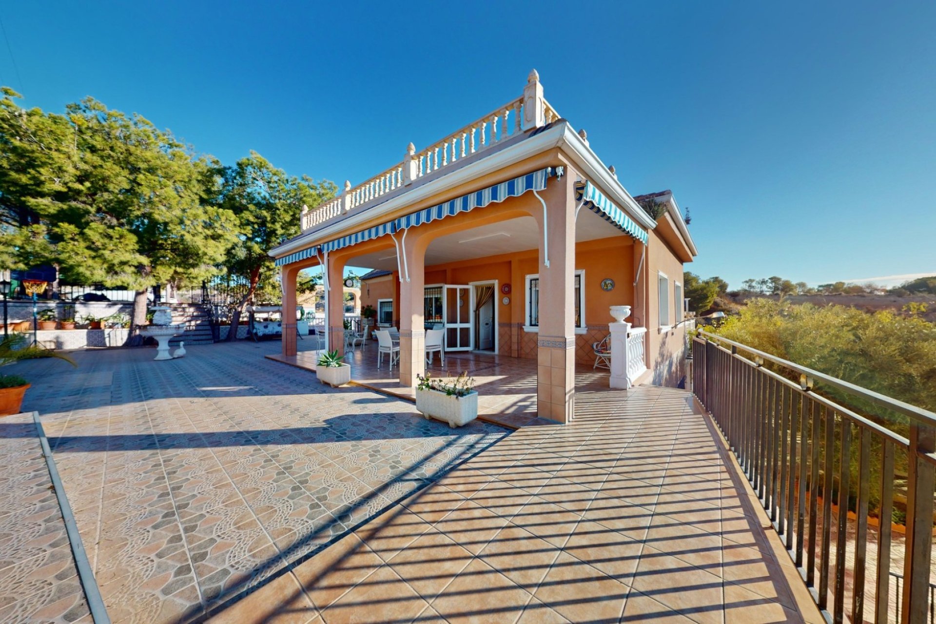 Revente - Villa -
Crevillent - Inland