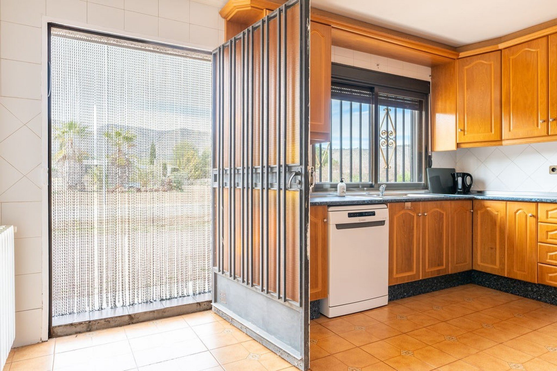 Revente - Villa -
Hondón de las Nieves - Inland