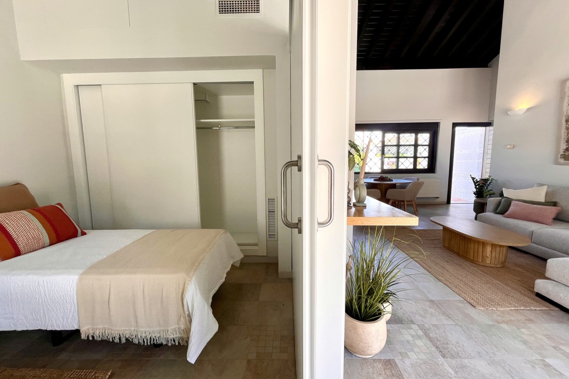 Revânzare - Casă înșiruită -
Sucina - Inland