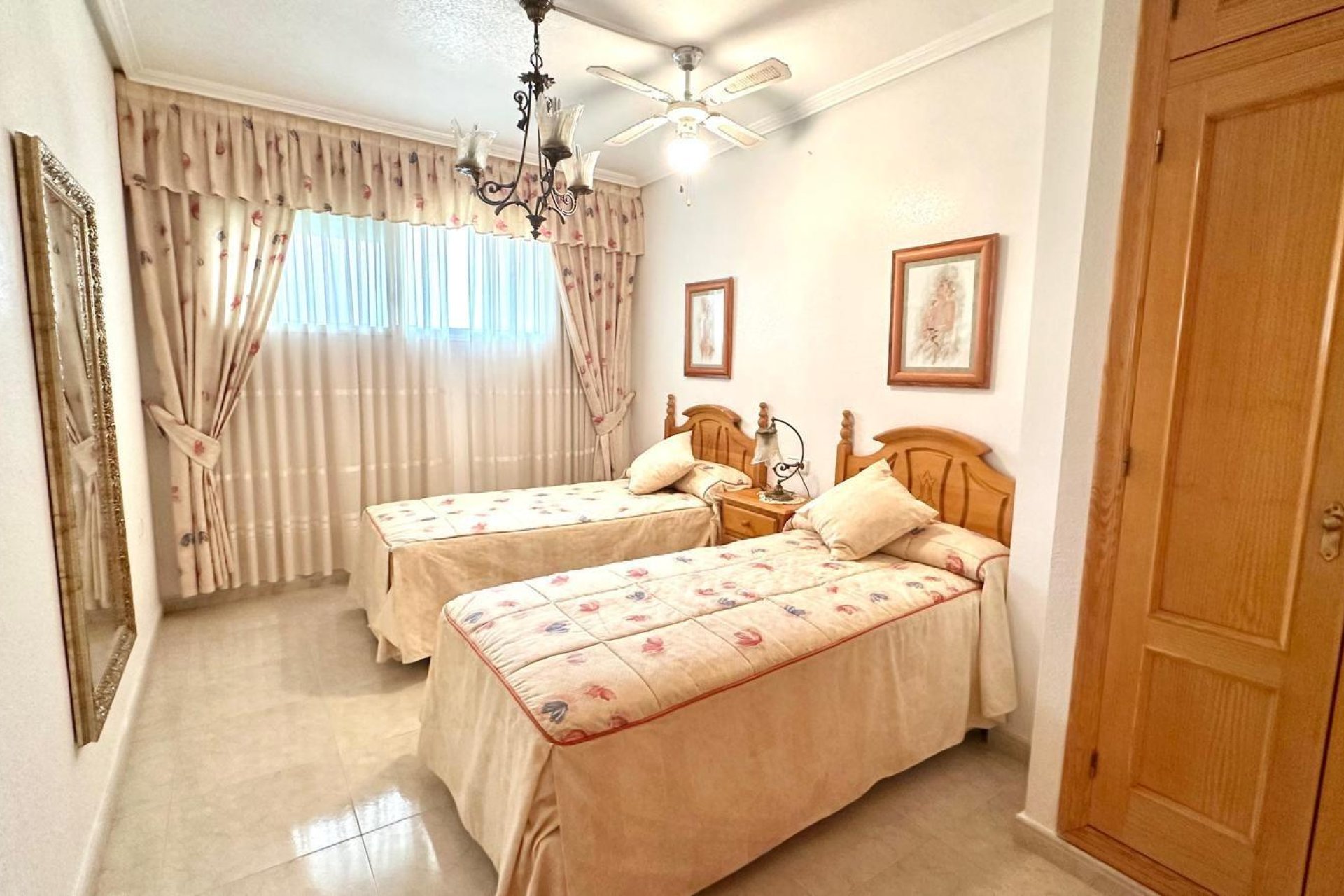Revânzare - Mansardă -
Torrevieja - Centro