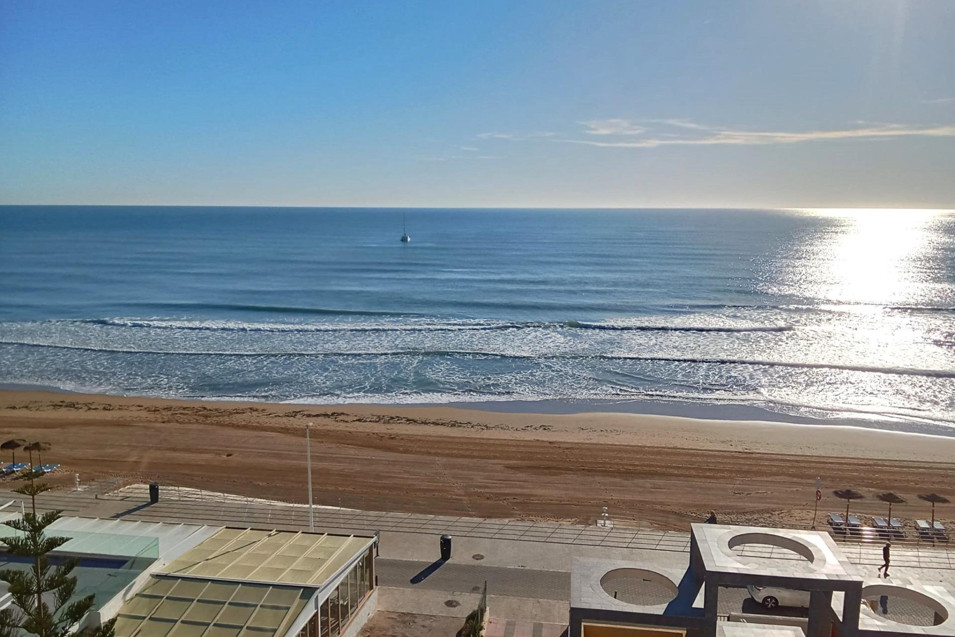 Revânzare - Mansardă -
Torrevieja - Playa De La Mata
